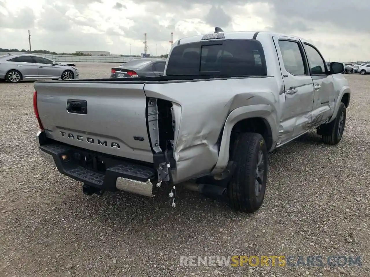 4 Photograph of a damaged car 3TMAZ5CN6NM162444 TOYOTA TACOMA 2022