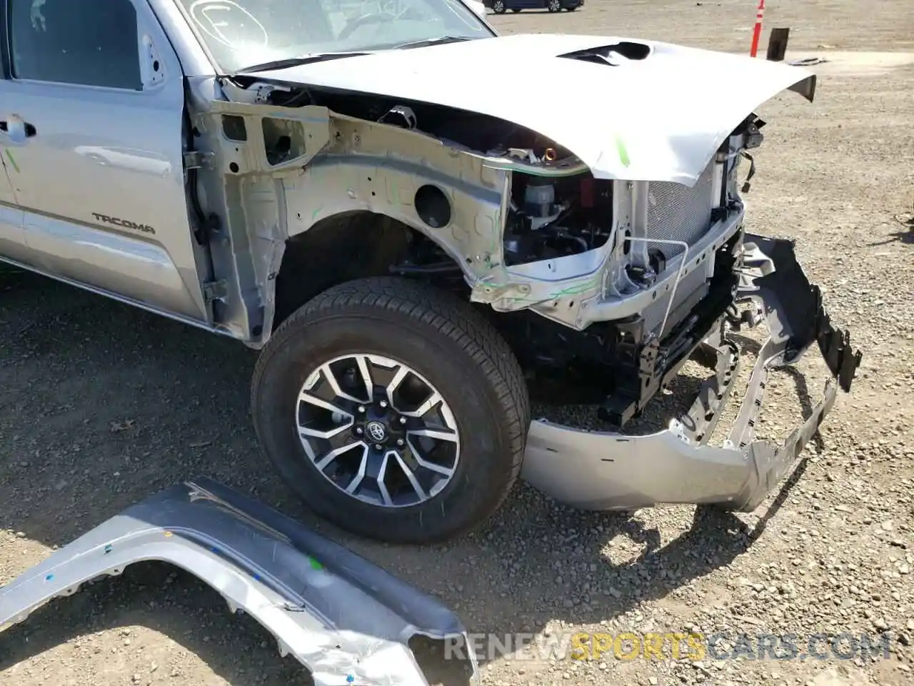 9 Photograph of a damaged car 3TMAZ5CN6NM172035 TOYOTA TACOMA 2022