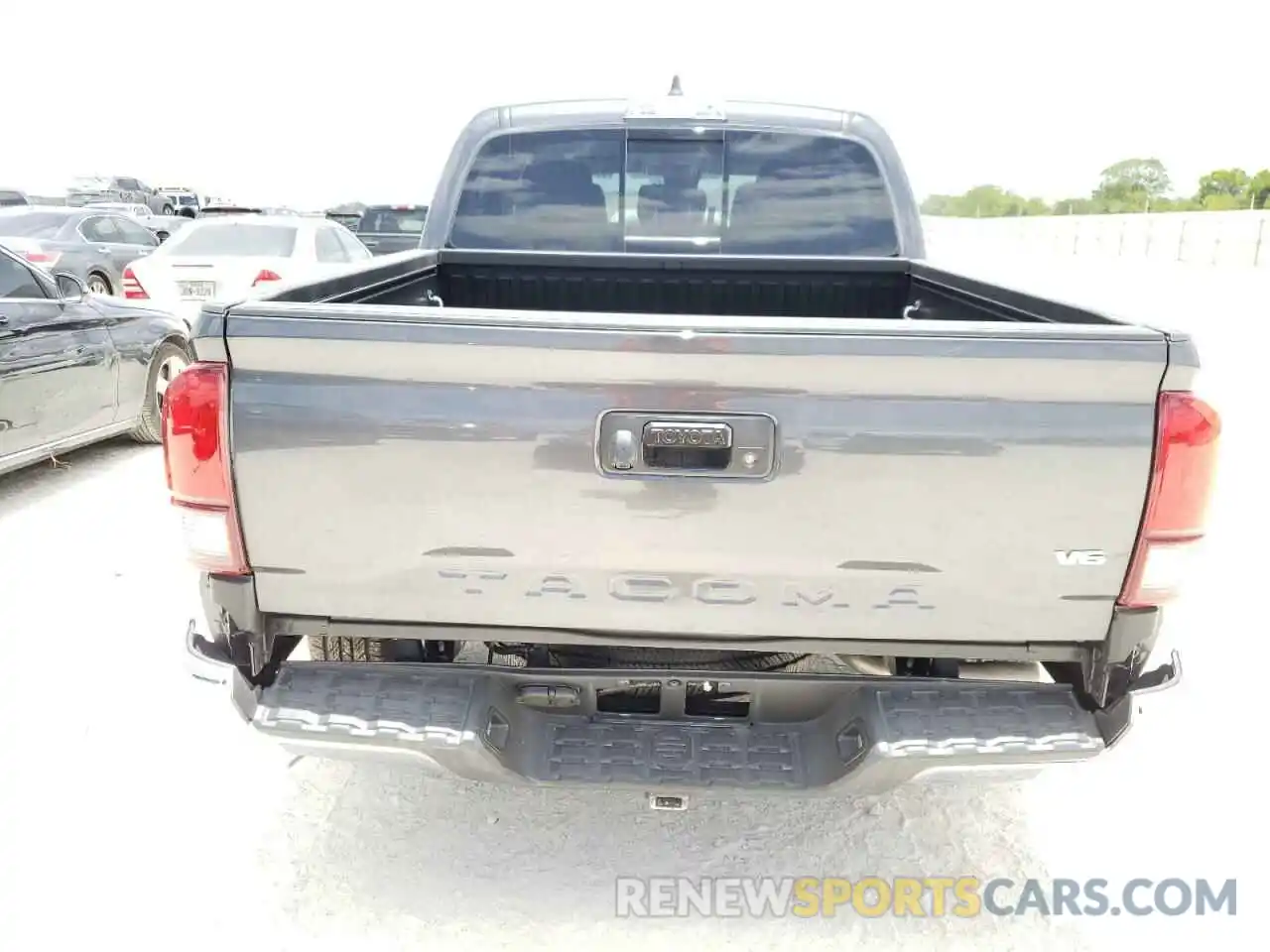 9 Photograph of a damaged car 3TMAZ5CN7NM180712 TOYOTA TACOMA 2022