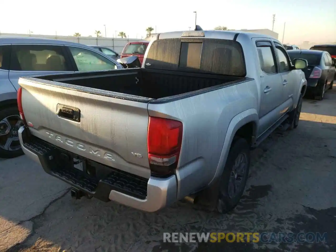 4 Photograph of a damaged car 3TMAZ5CN8NM164020 TOYOTA TACOMA 2022