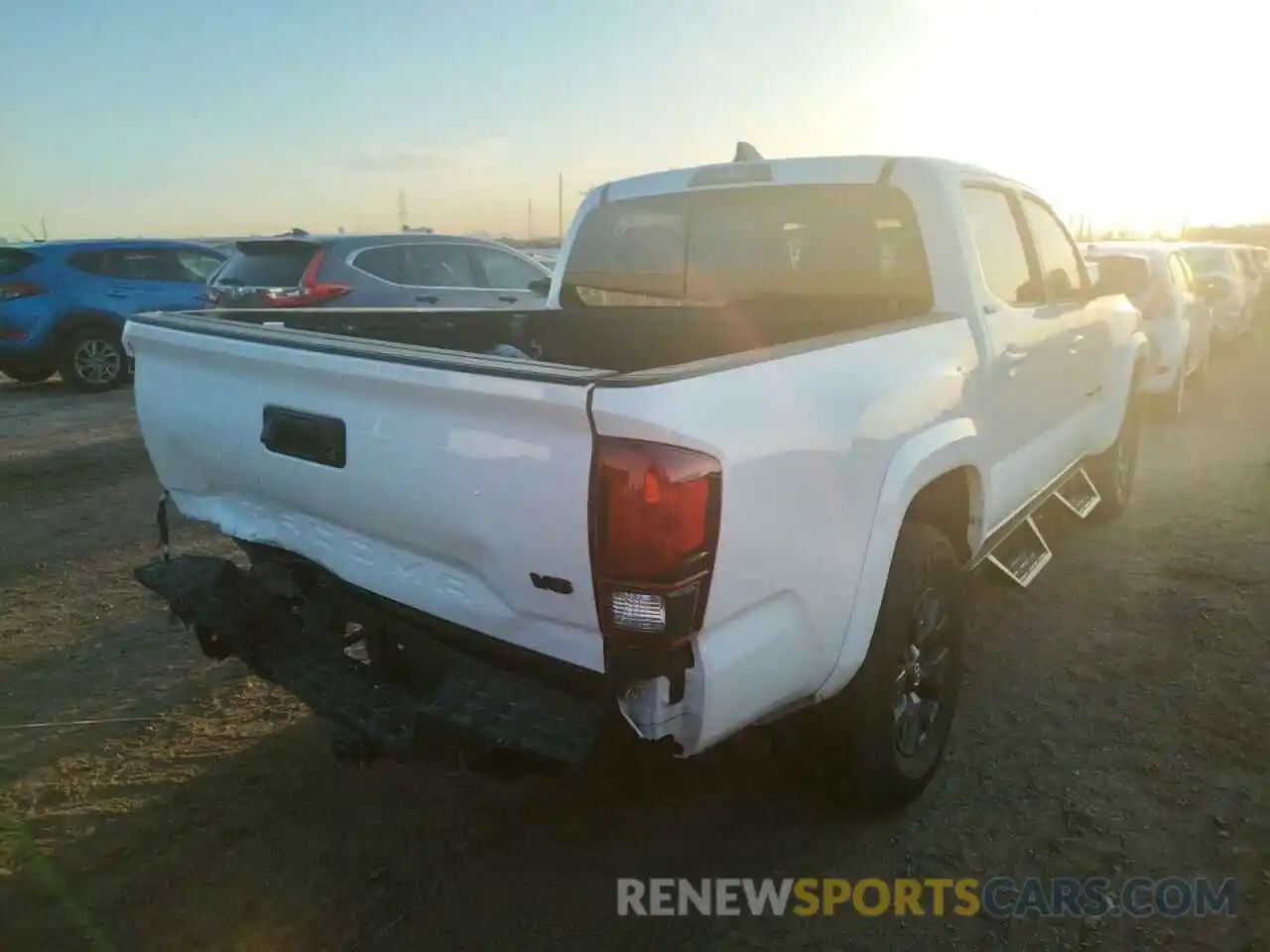 4 Photograph of a damaged car 3TMAZ5CNXNM163824 TOYOTA TACOMA 2022