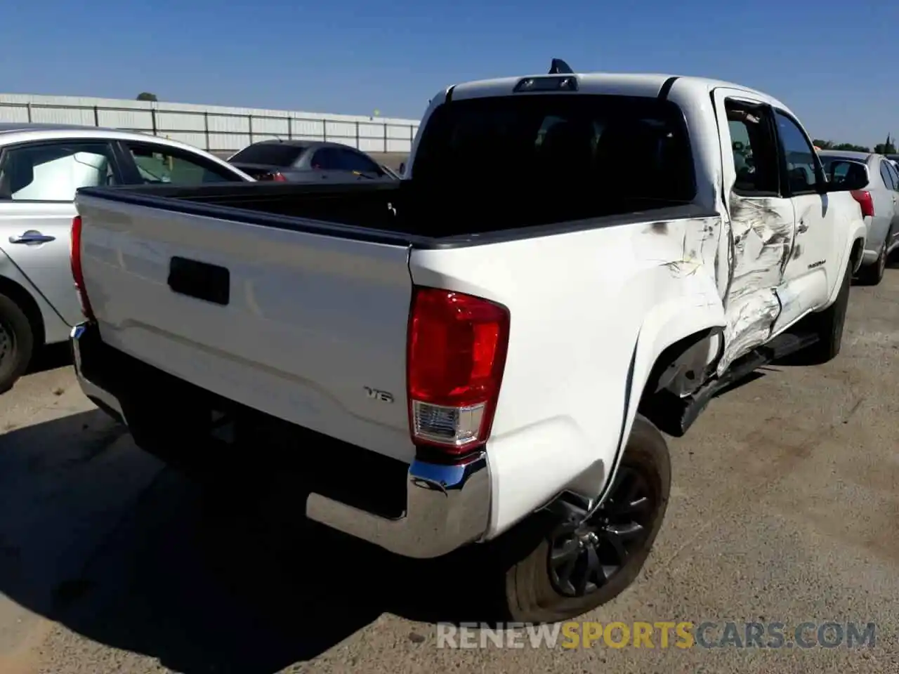 4 Photograph of a damaged car 3TMAZ5CNXNM164830 TOYOTA TACOMA 2022