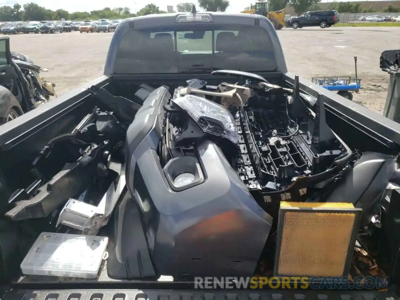 9 Photograph of a damaged car 3TMBZ5DN3NM033225 TOYOTA TACOMA 2022