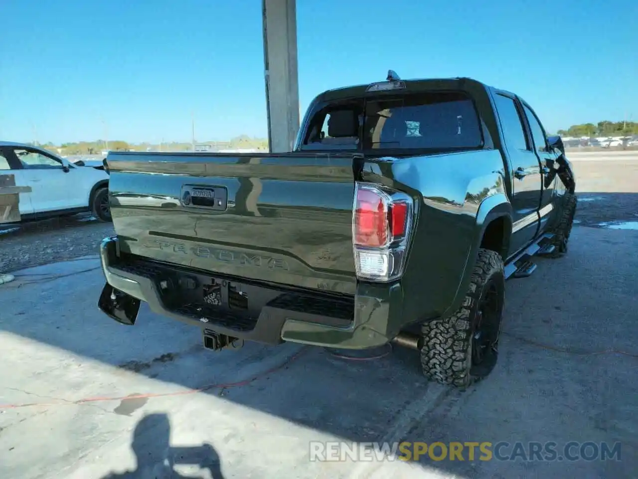 4 Photograph of a damaged car 3TMCZ5AN1NM473436 TOYOTA TACOMA 2022