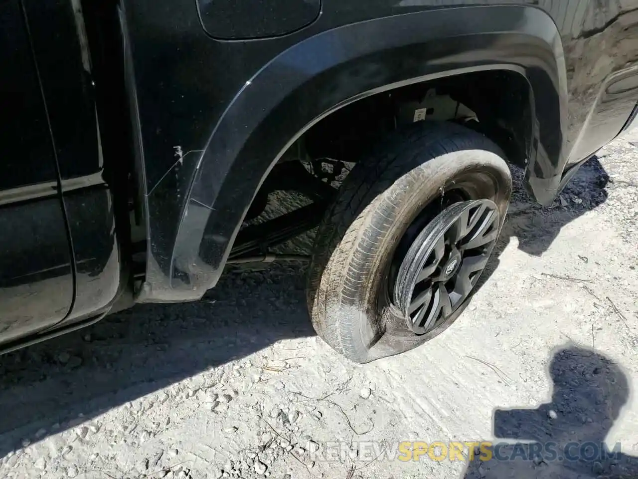 9 Photograph of a damaged car 3TMCZ5AN7NM462036 TOYOTA TACOMA 2022