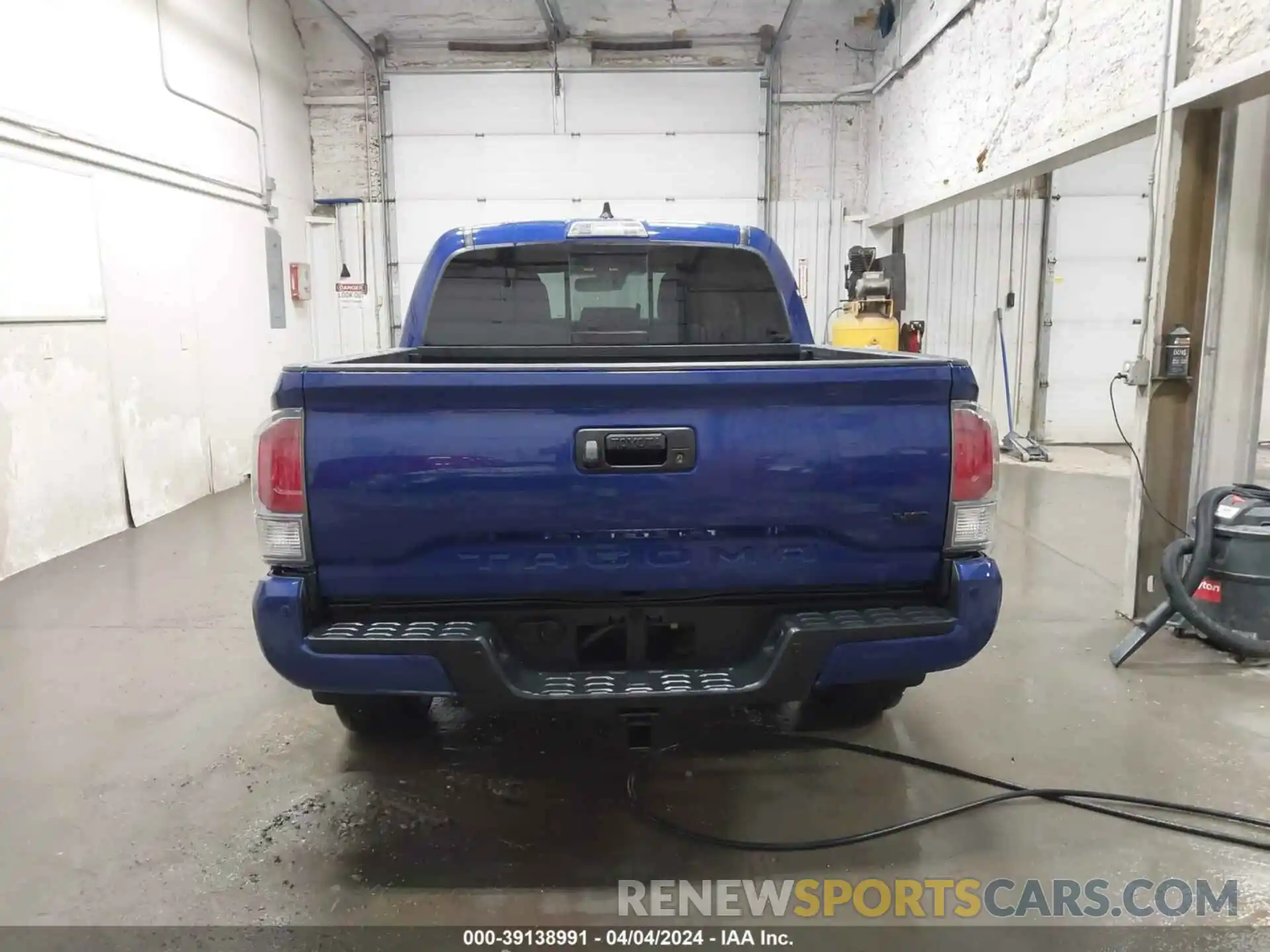 16 Photograph of a damaged car 3TMCZ5AN7NM471609 TOYOTA TACOMA 2022