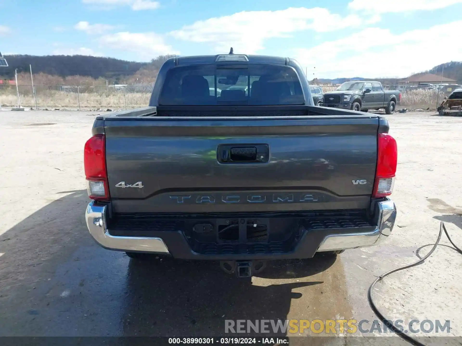 17 Photograph of a damaged car 3TMCZ5AN8NM531249 TOYOTA TACOMA 2022