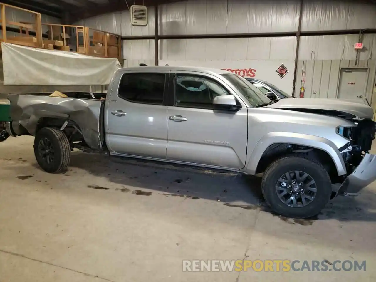 9 Photograph of a damaged car 3TMDZ5BN3NM122367 TOYOTA TACOMA 2022