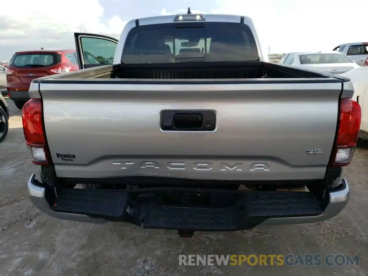 9 Photograph of a damaged car 3TYAZ5CN9NT016074 TOYOTA TACOMA 2022