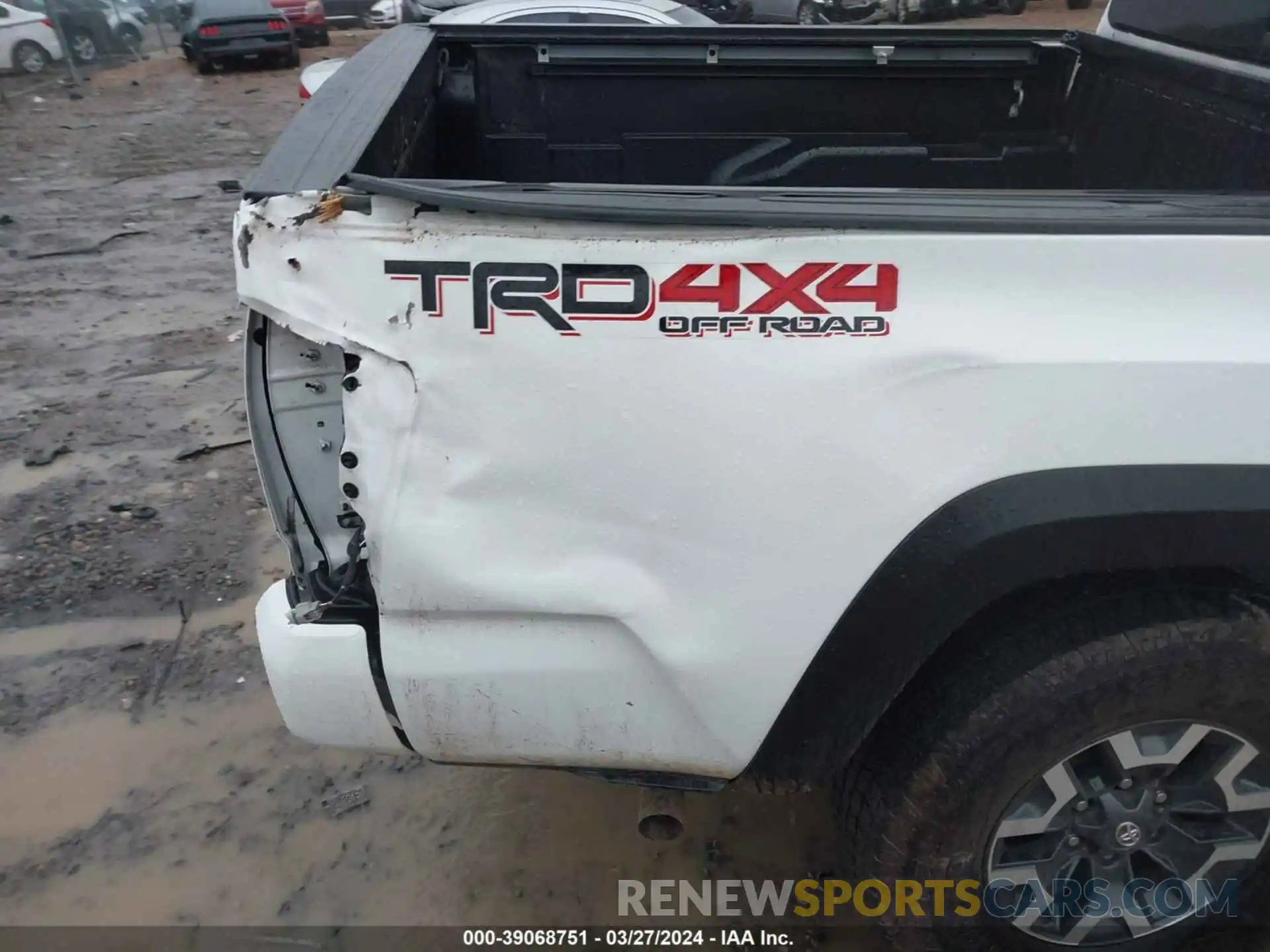 18 Photograph of a damaged car 3TYCZ5AN0NT101140 TOYOTA TACOMA 2022