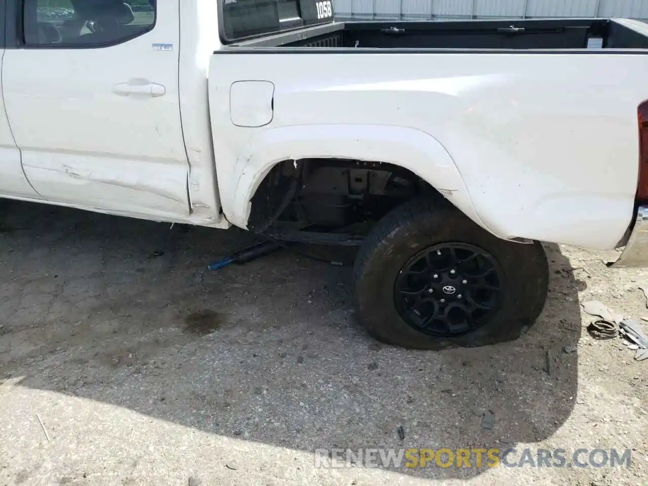 9 Photograph of a damaged car 3TYCZ5AN4NT055151 TOYOTA TACOMA 2022