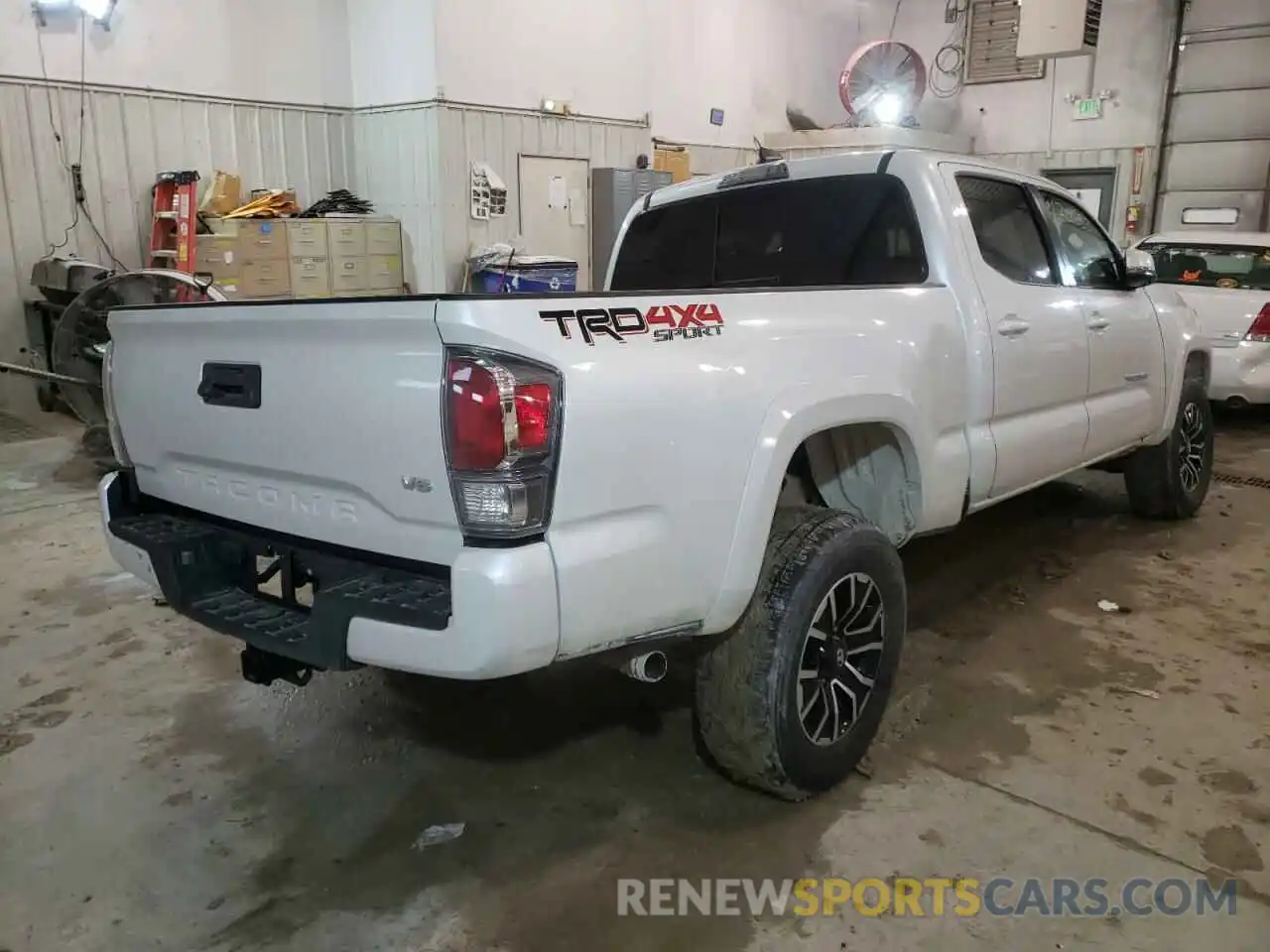 4 Photograph of a damaged car 3TYDZ5BN5NT005538 TOYOTA TACOMA 2022