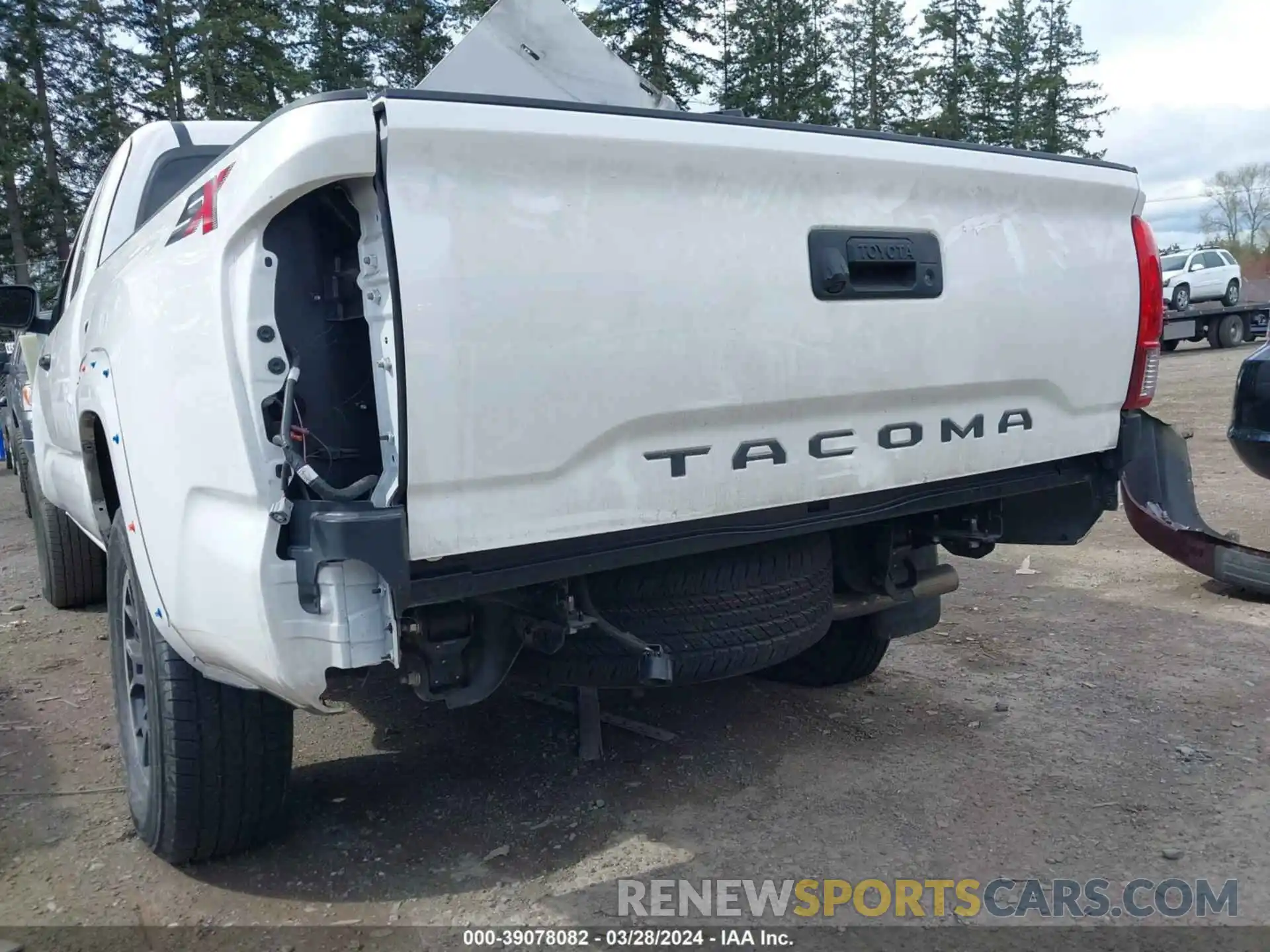 18 Photograph of a damaged car 3TYRZ5CN6NT016293 TOYOTA TACOMA 2022