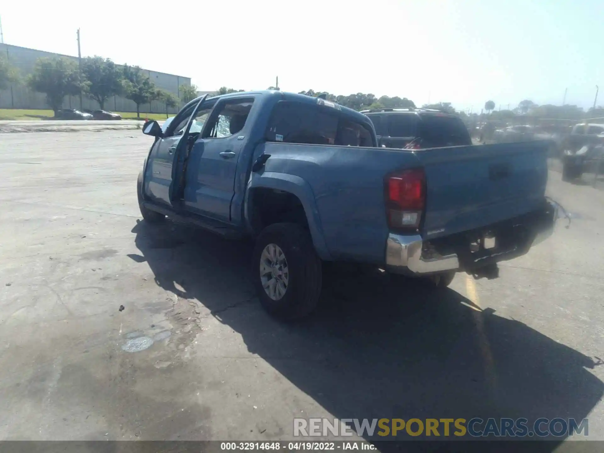 3 Photograph of a damaged car 3TMAZ5CN0KM112103 TOYOTA TACOMA 2WD 2019