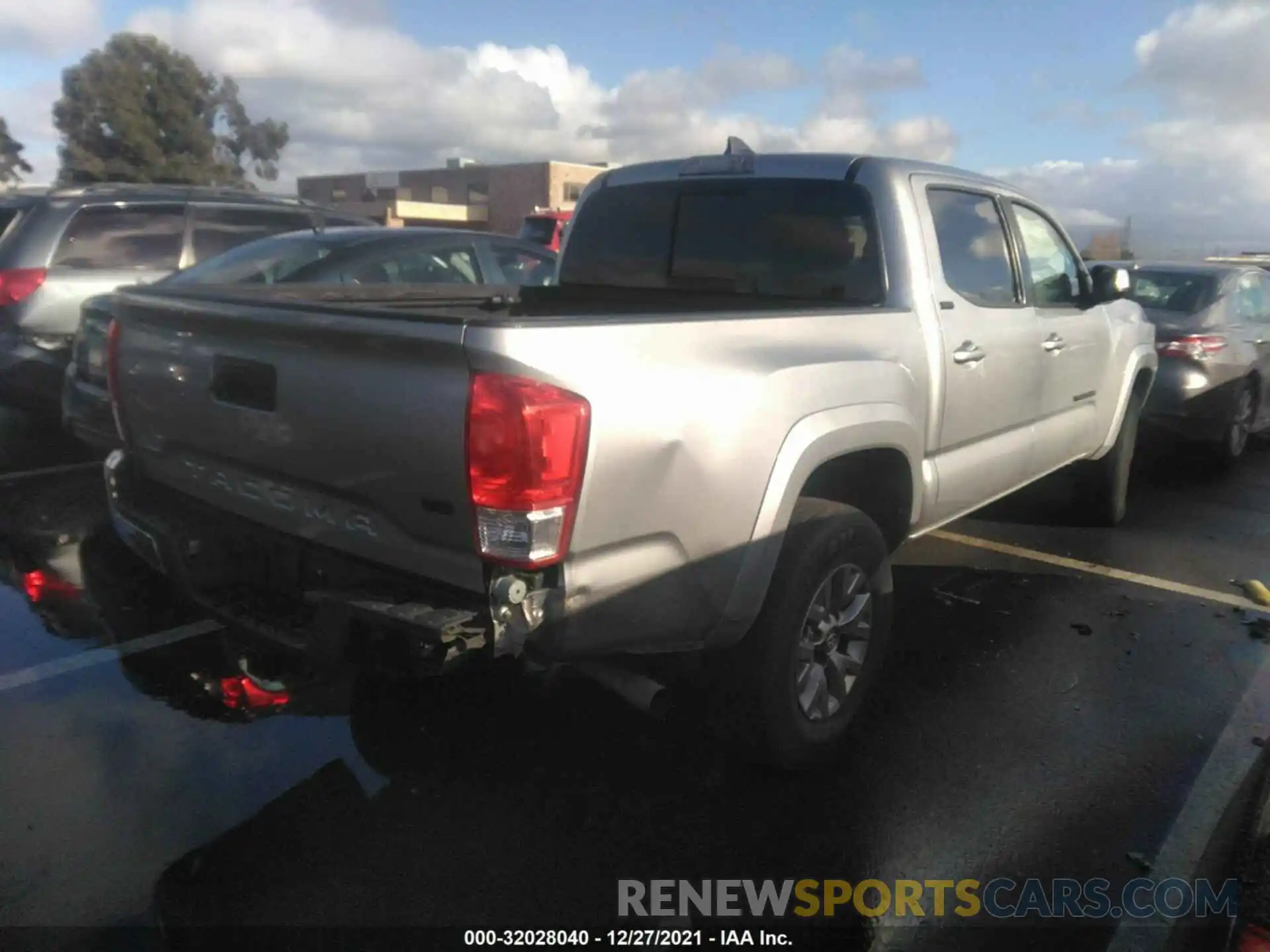 4 Photograph of a damaged car 3TMAZ5CN4KM089344 TOYOTA TACOMA 2WD 2019