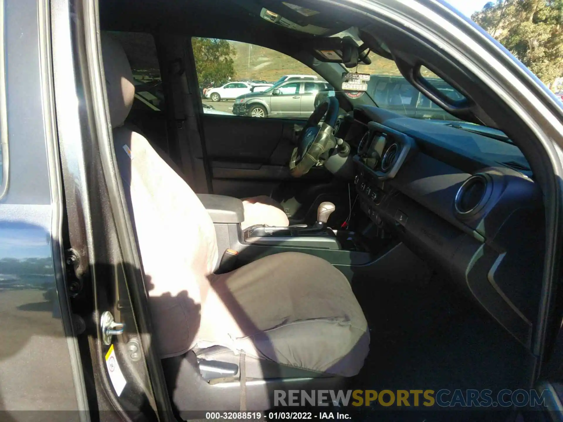 5 Photograph of a damaged car 3TMAZ5CN4KM112427 TOYOTA TACOMA 2WD 2019