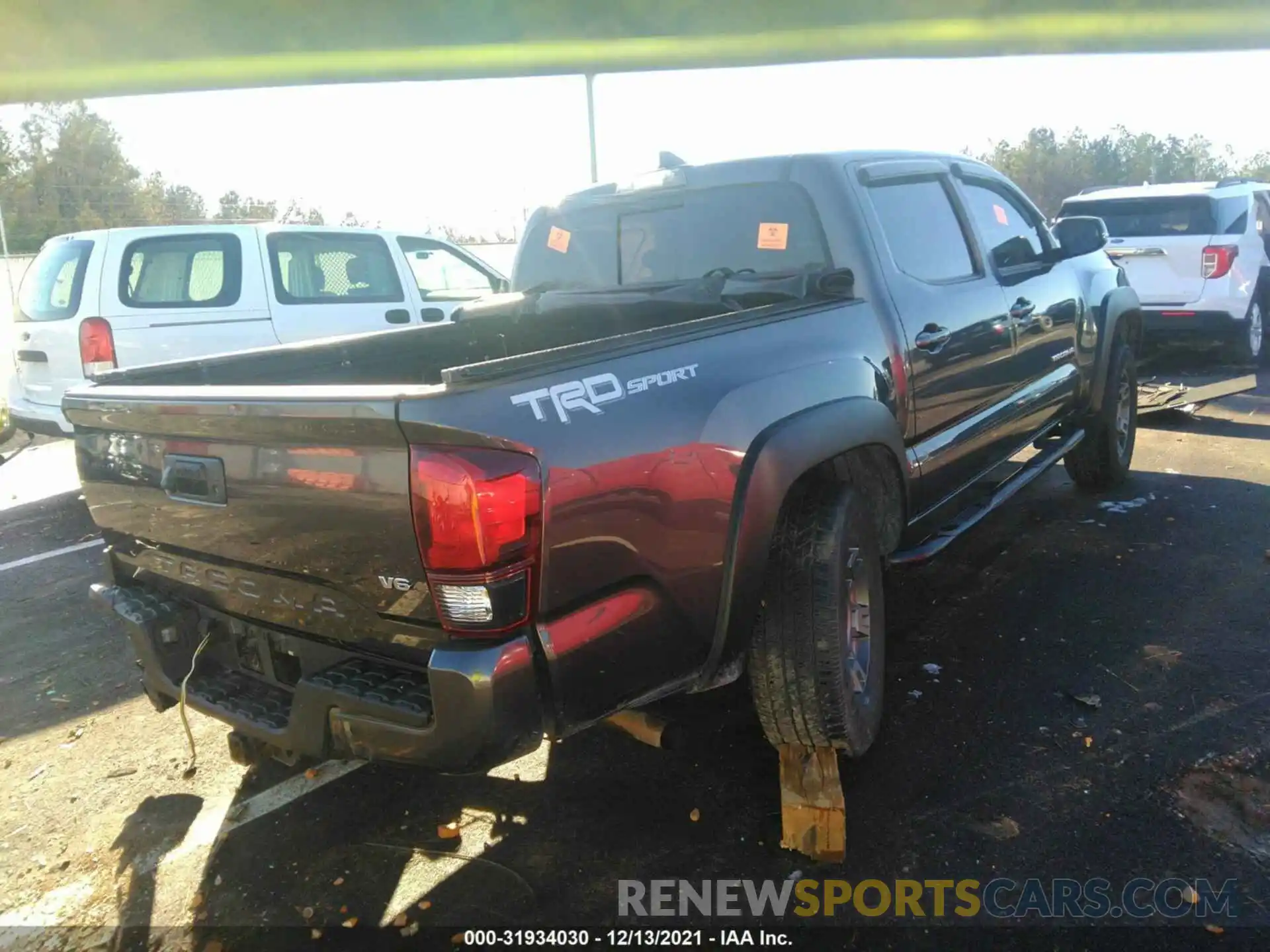 4 Photograph of a damaged car 3TMAZ5CN5KM100304 TOYOTA TACOMA 2WD 2019