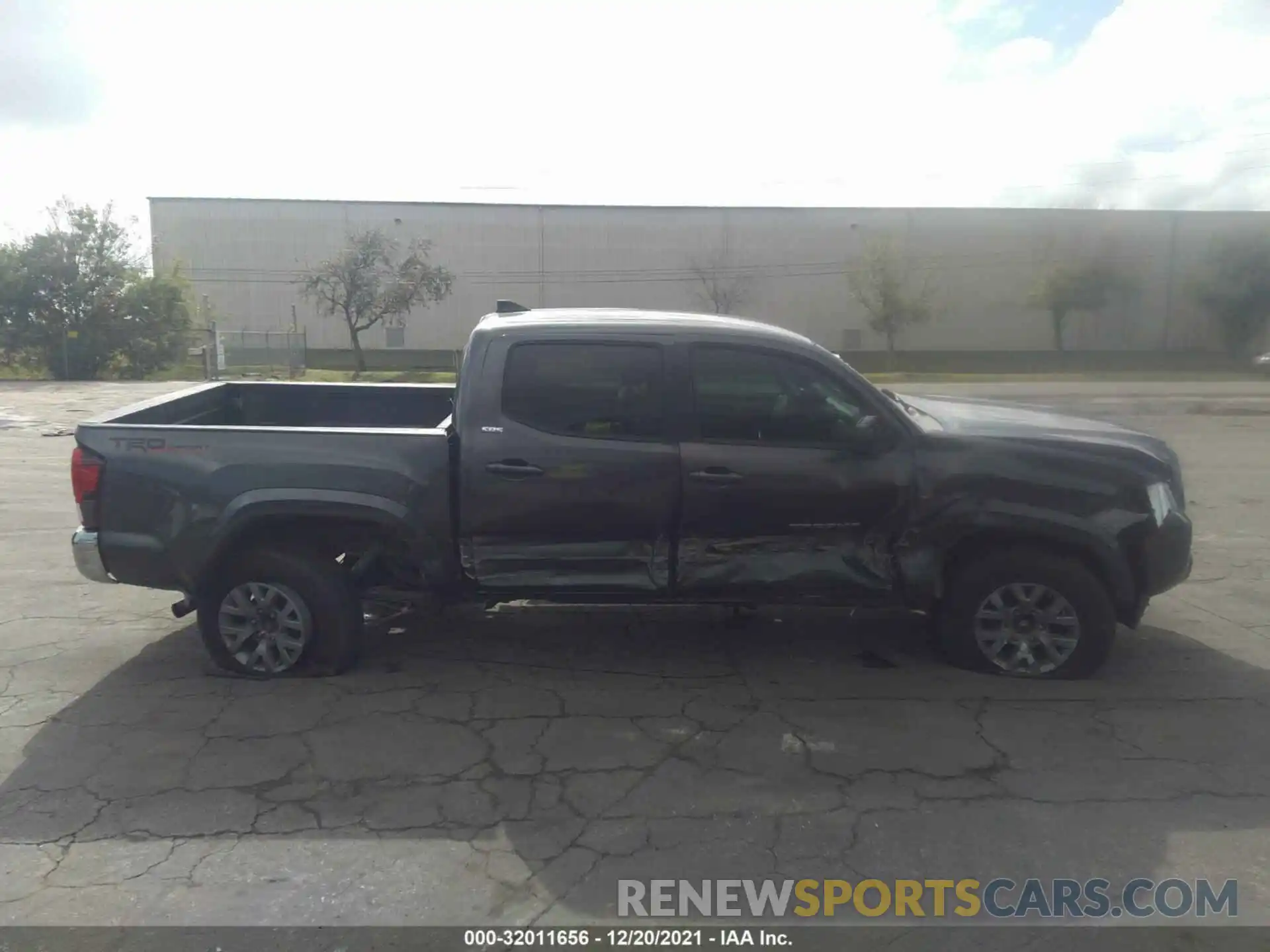 6 Photograph of a damaged car 3TMAZ5CN6KM111084 TOYOTA TACOMA 2WD 2019