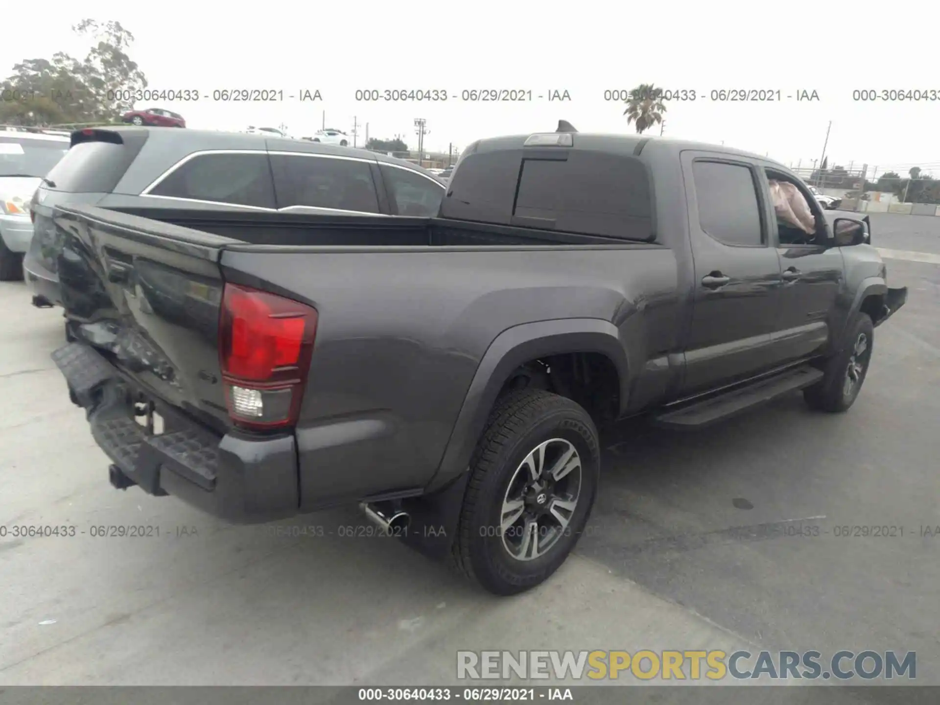 4 Фотография поврежденного автомобиля 3TMBZ5DN8KM018554 TOYOTA TACOMA 2WD 2019