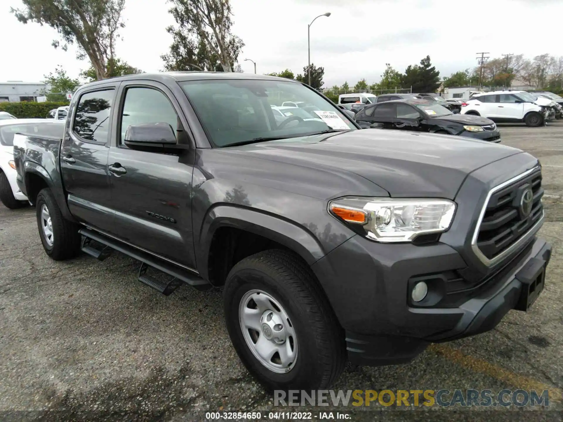 1 Photograph of a damaged car 5TFAX5GN1KX152782 TOYOTA TACOMA 2WD 2019