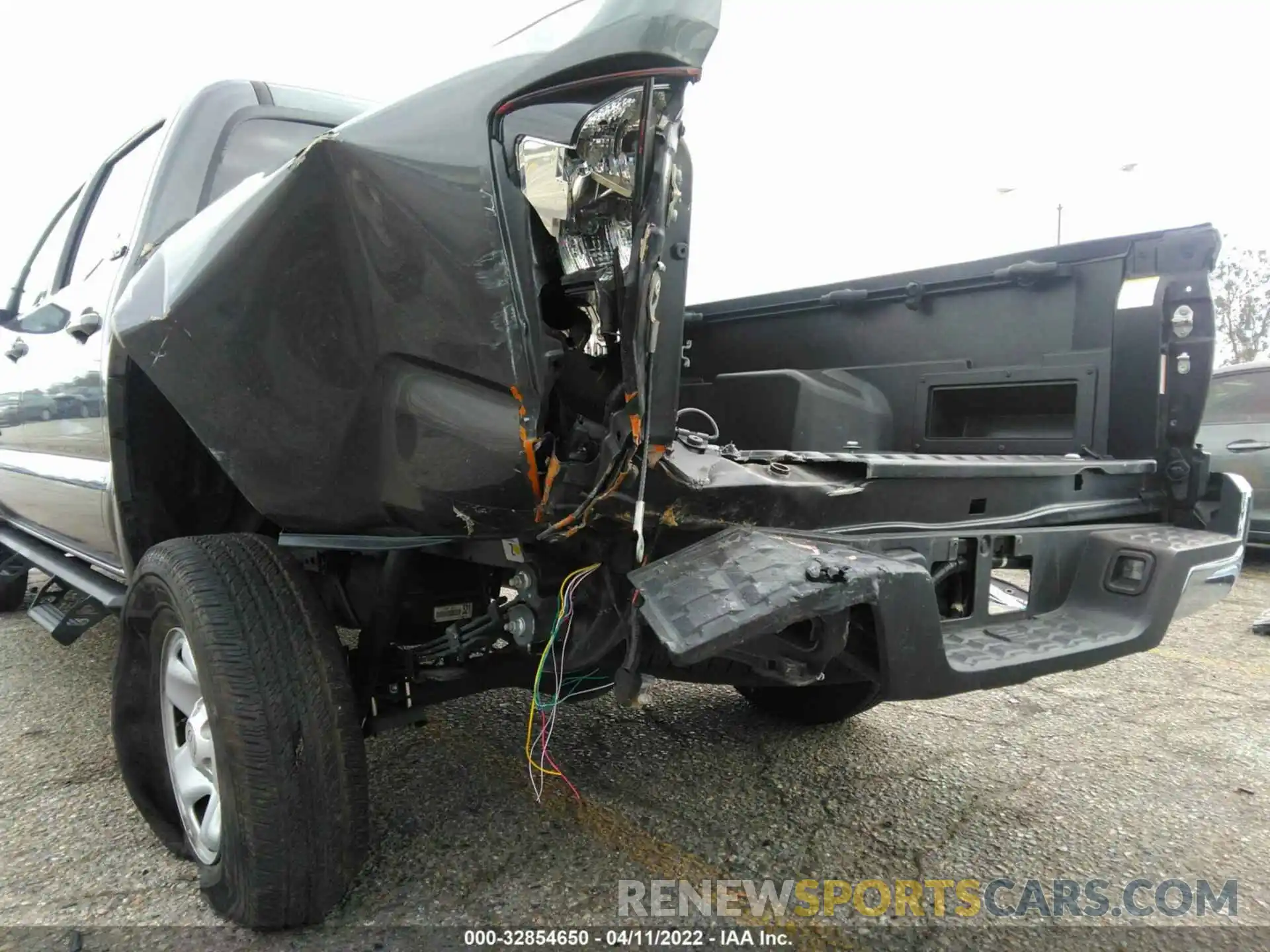 6 Photograph of a damaged car 5TFAX5GN1KX152782 TOYOTA TACOMA 2WD 2019