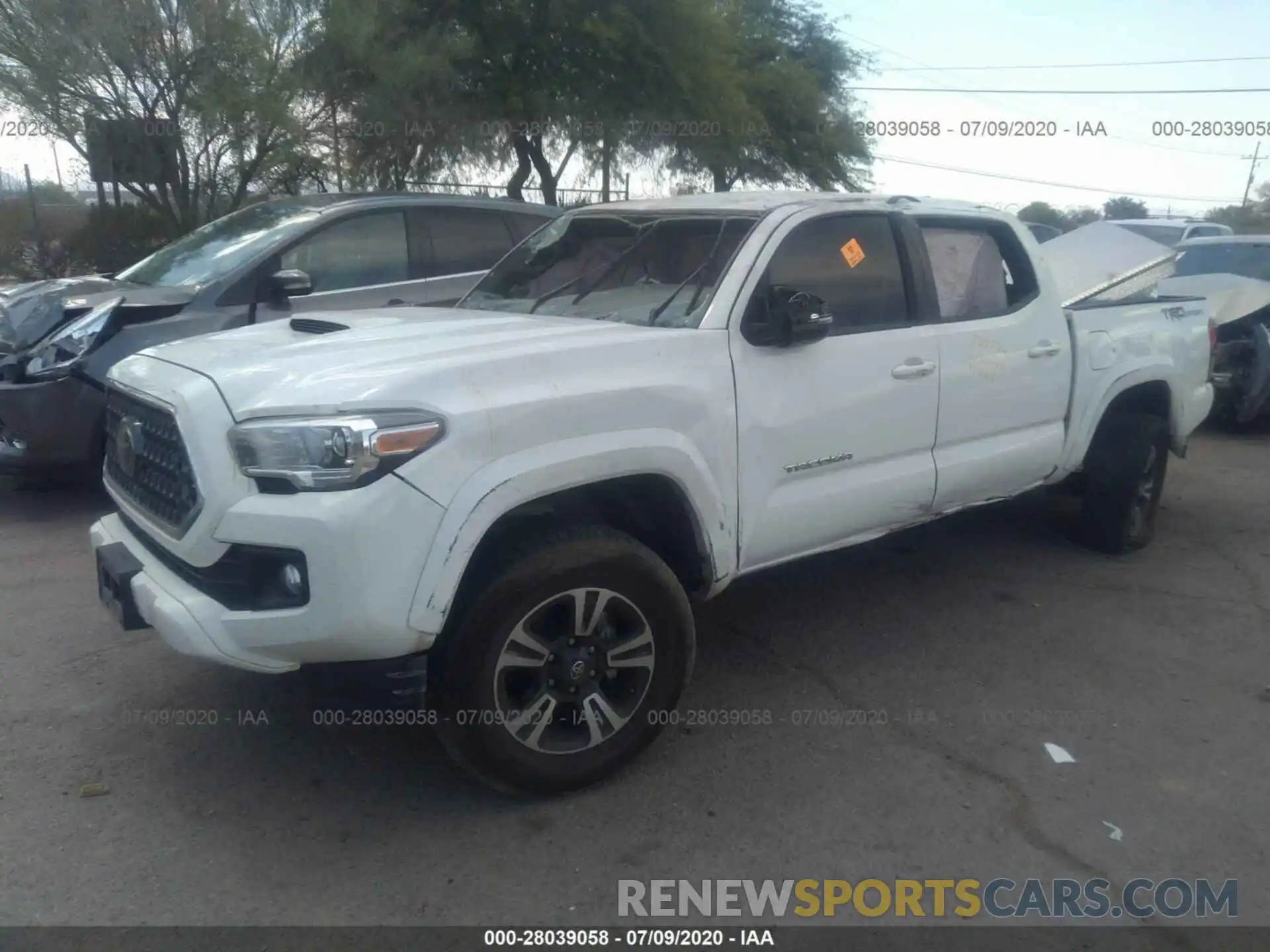 2 Фотография поврежденного автомобиля 5TFAZ5CN2KX076473 TOYOTA TACOMA 2WD 2019