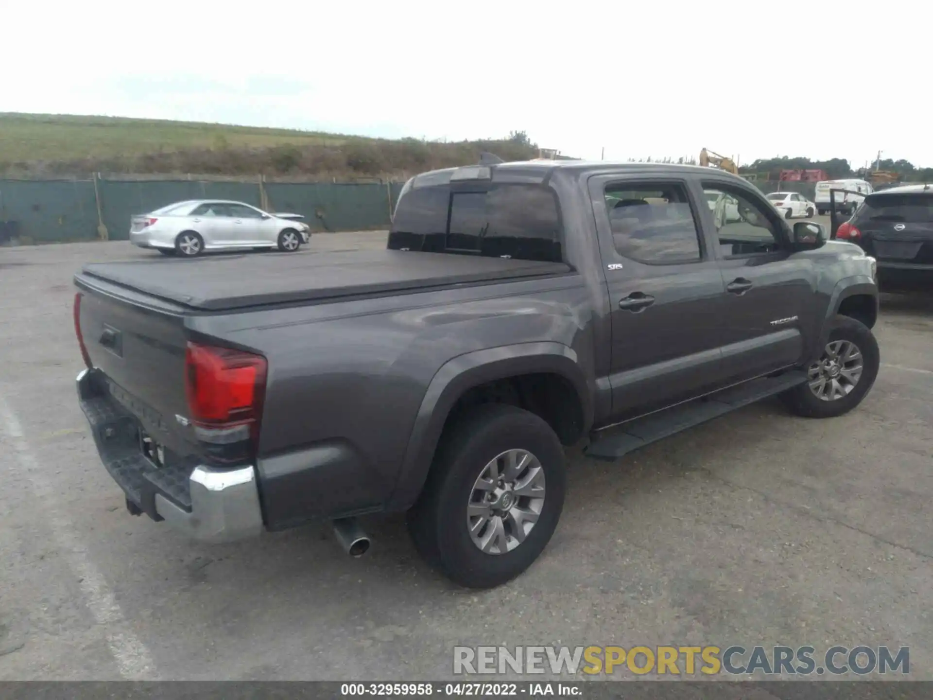 4 Фотография поврежденного автомобиля 5TFAZ5CNXKX076379 TOYOTA TACOMA 2WD 2019