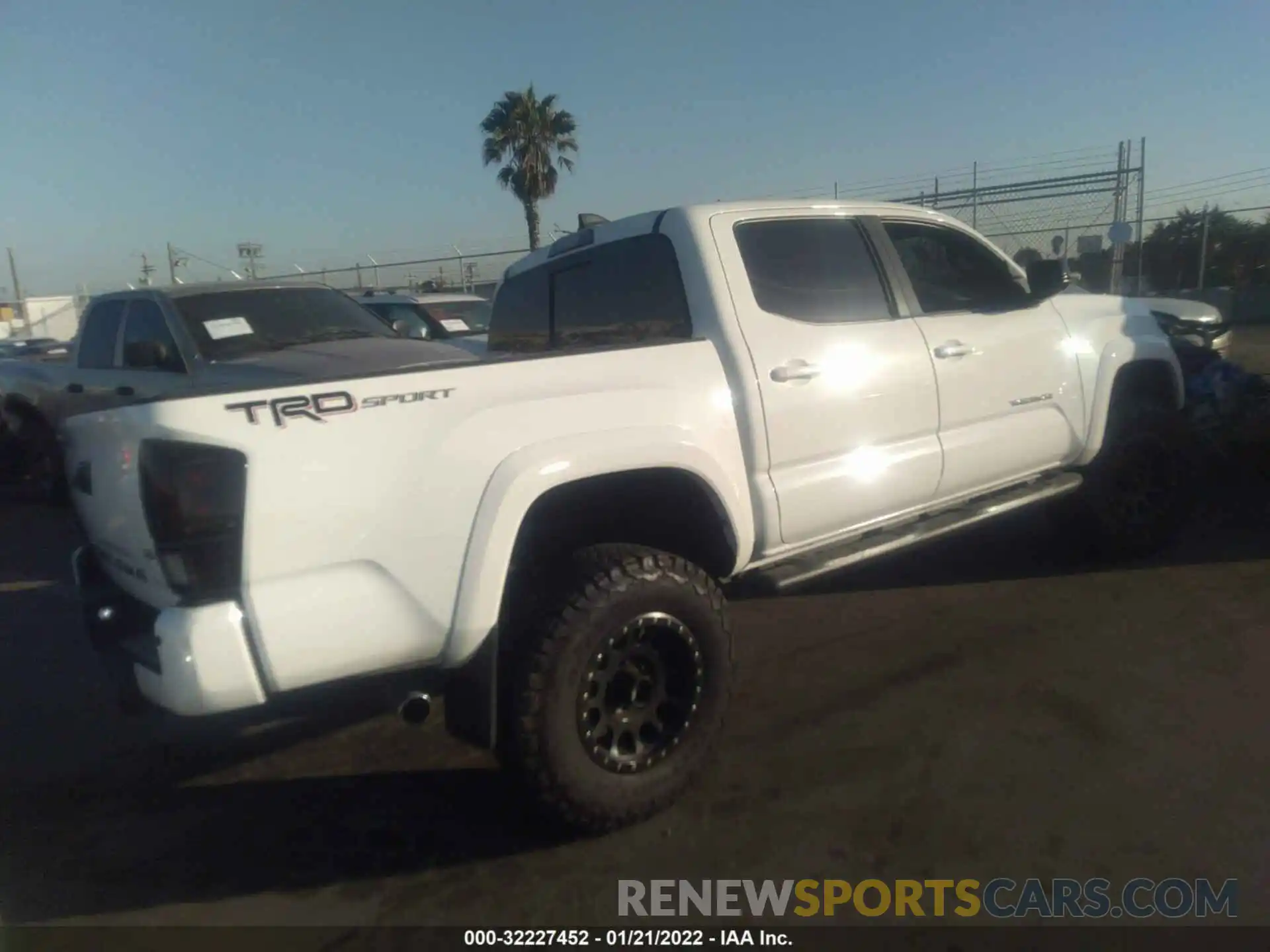 4 Photograph of a damaged car 3TMAZ5CN0LM137424 TOYOTA TACOMA 2WD 2020