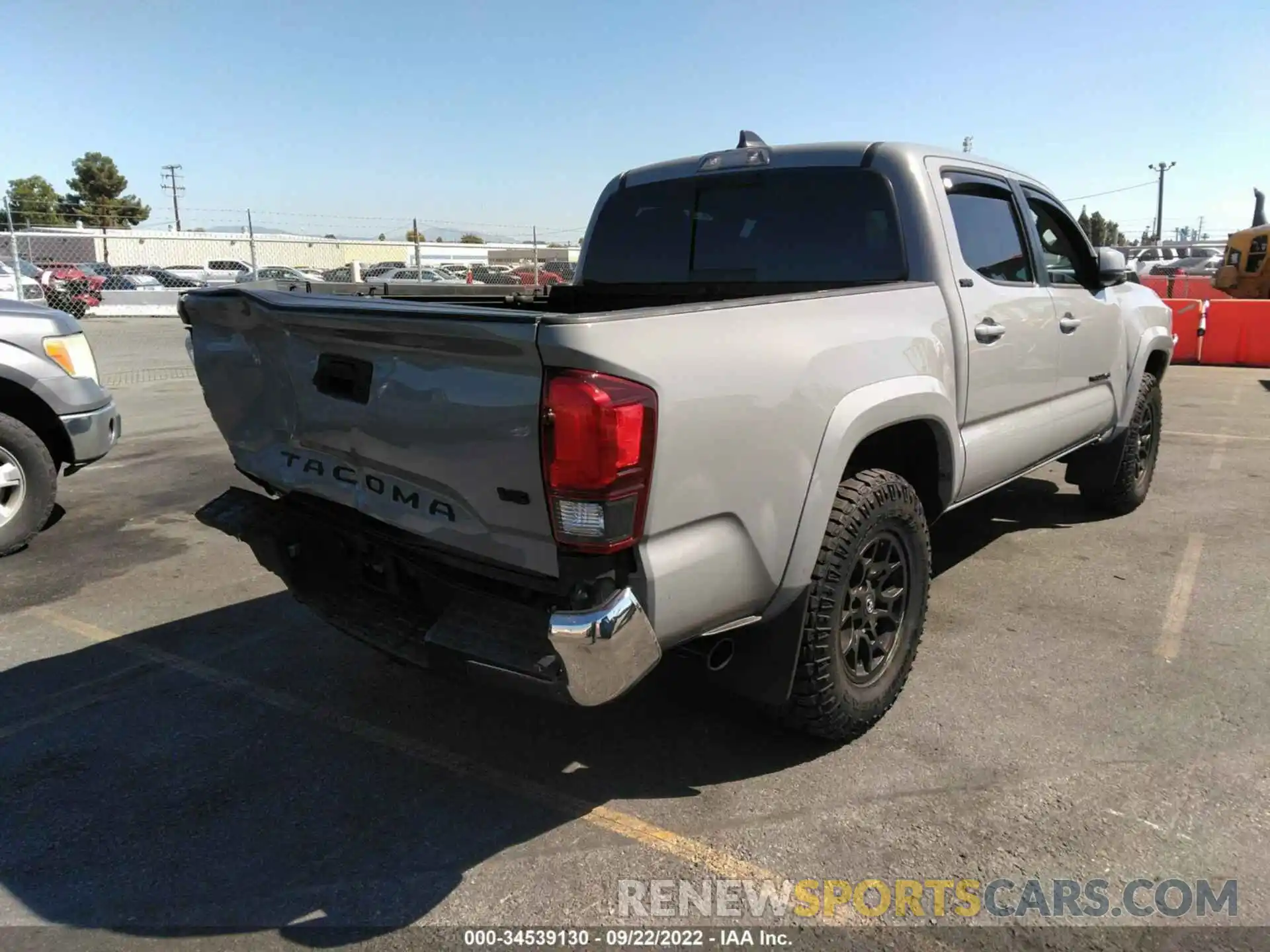 4 Photograph of a damaged car 3TMAZ5CN4LM132775 TOYOTA TACOMA 2WD 2020