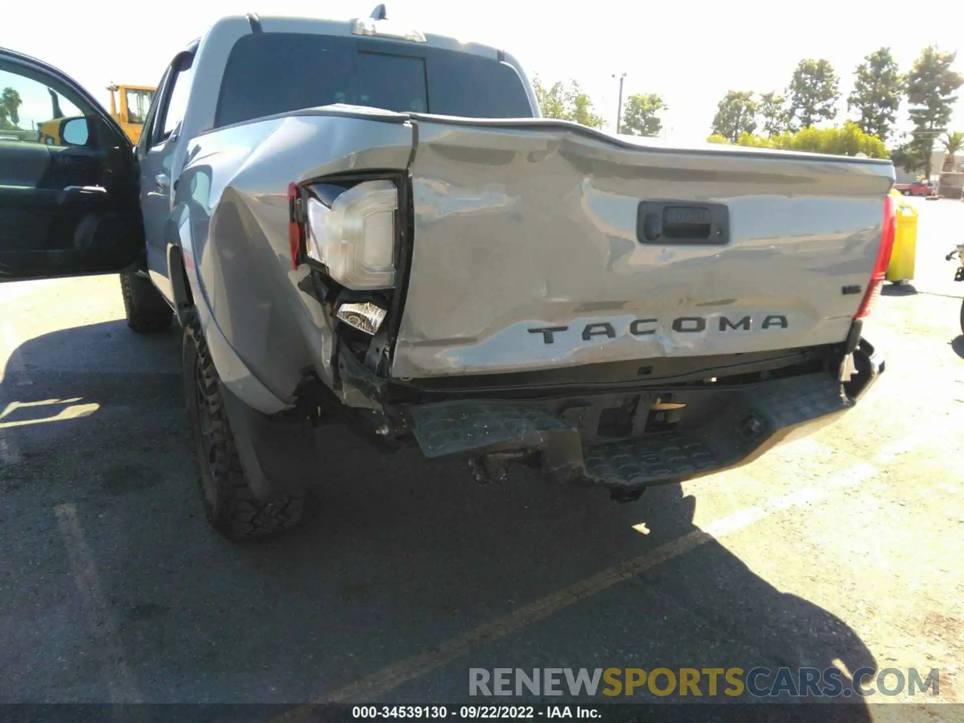 6 Photograph of a damaged car 3TMAZ5CN4LM132775 TOYOTA TACOMA 2WD 2020