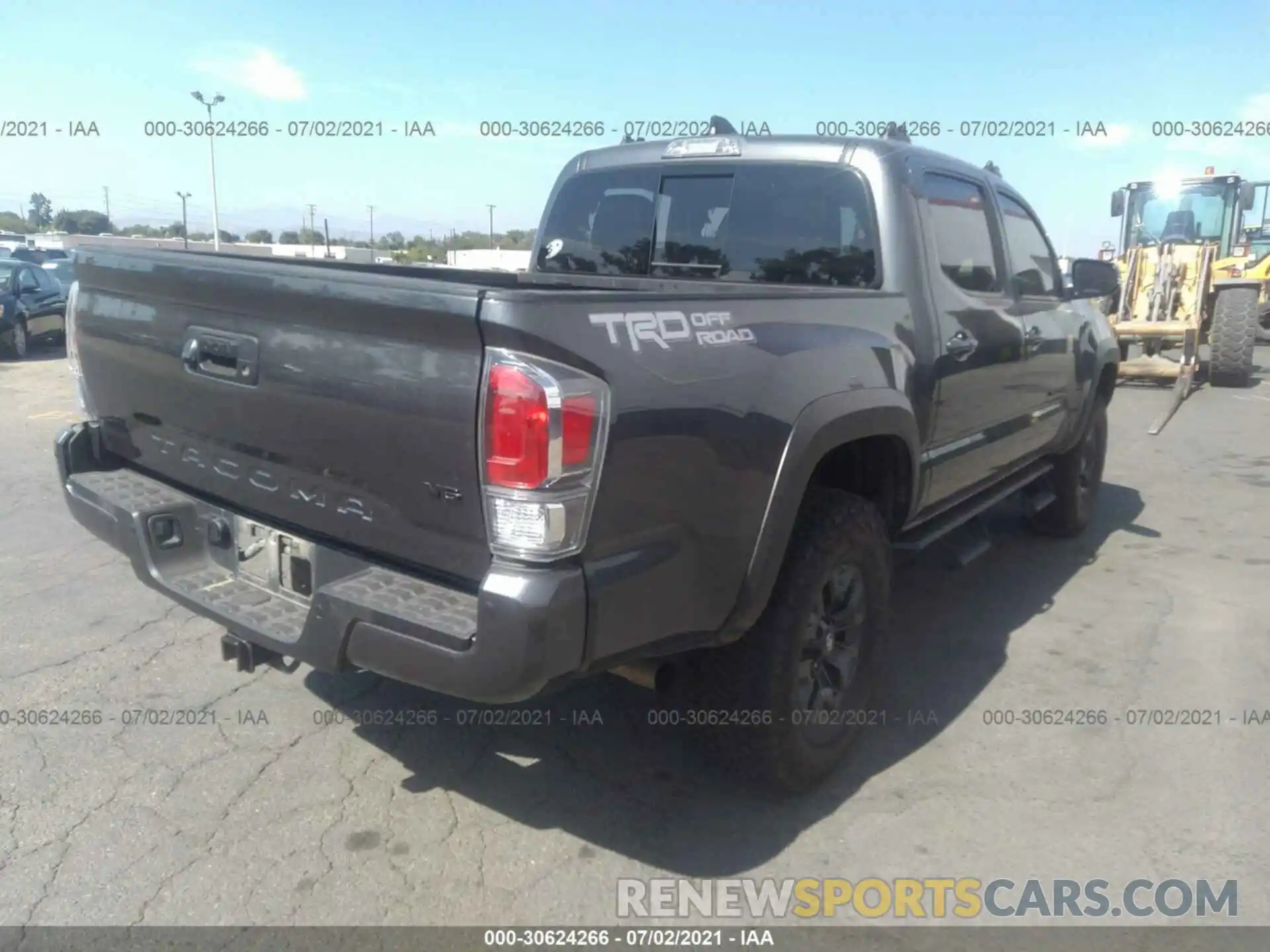 4 Фотография поврежденного автомобиля 3TMAZ5CN4LM133098 TOYOTA TACOMA 2WD 2020