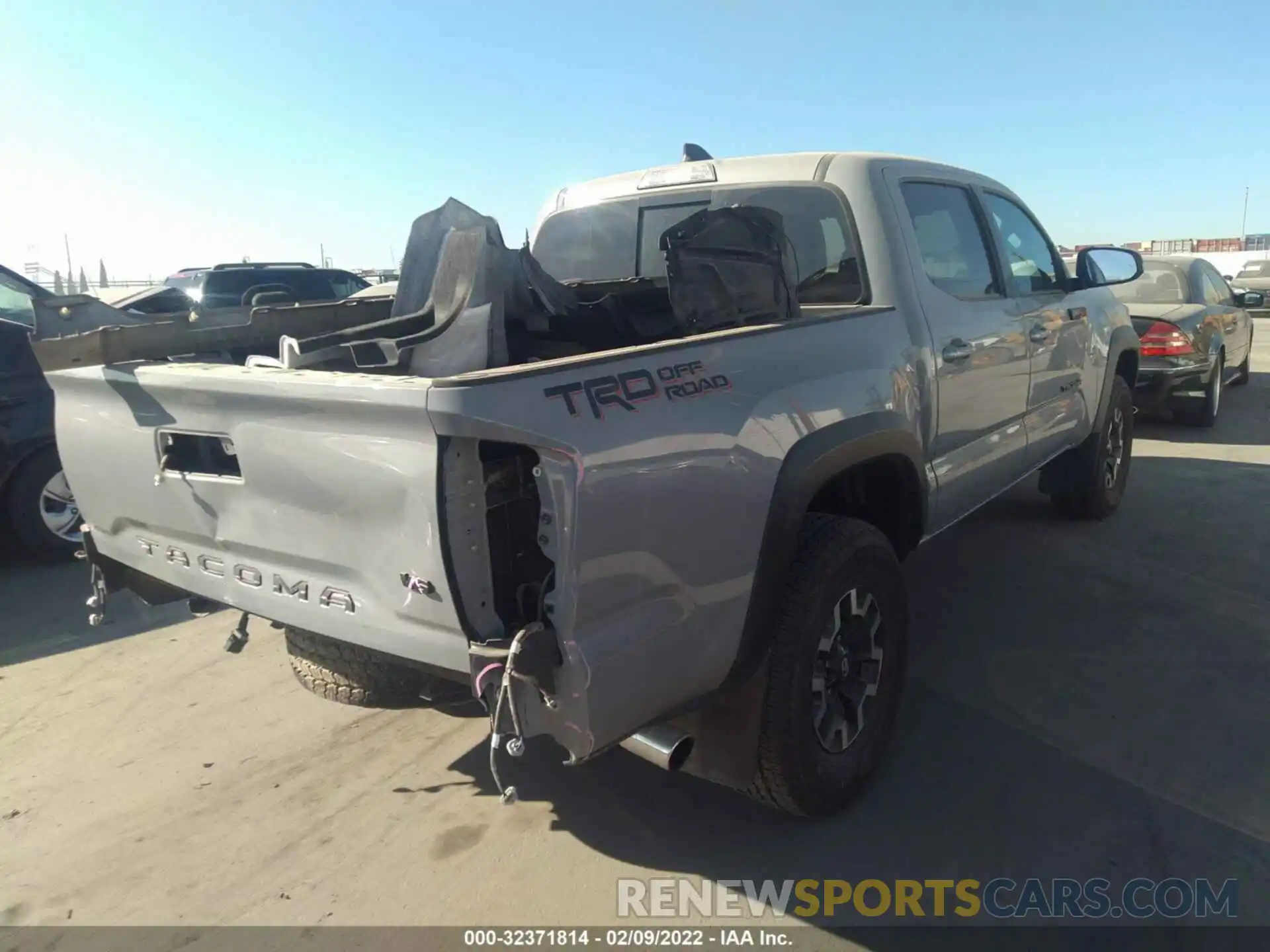 4 Photograph of a damaged car 3TMAZ5CN5LM134700 TOYOTA TACOMA 2WD 2020