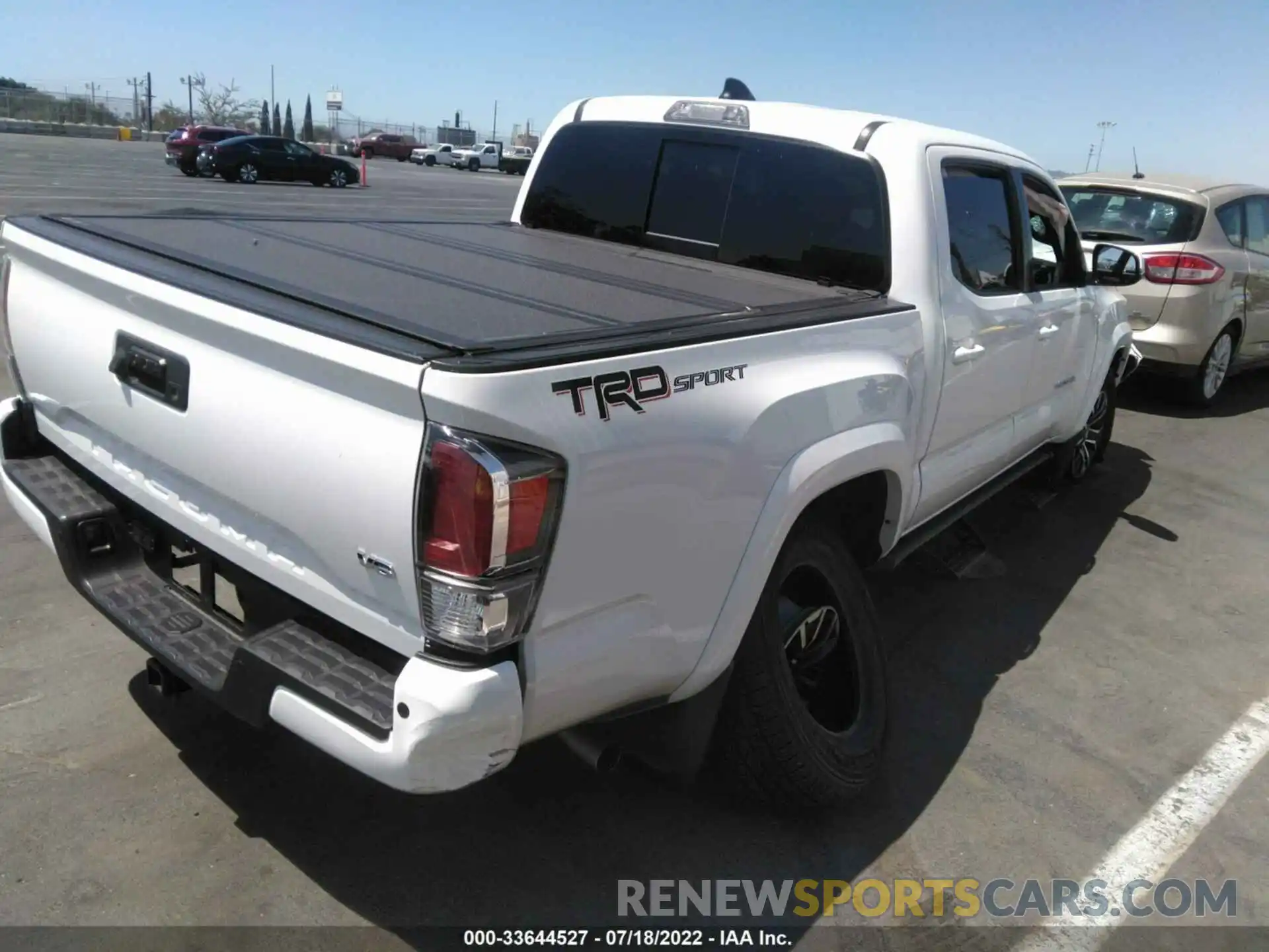 4 Photograph of a damaged car 3TMAZ5CN6LM125469 TOYOTA TACOMA 2WD 2020