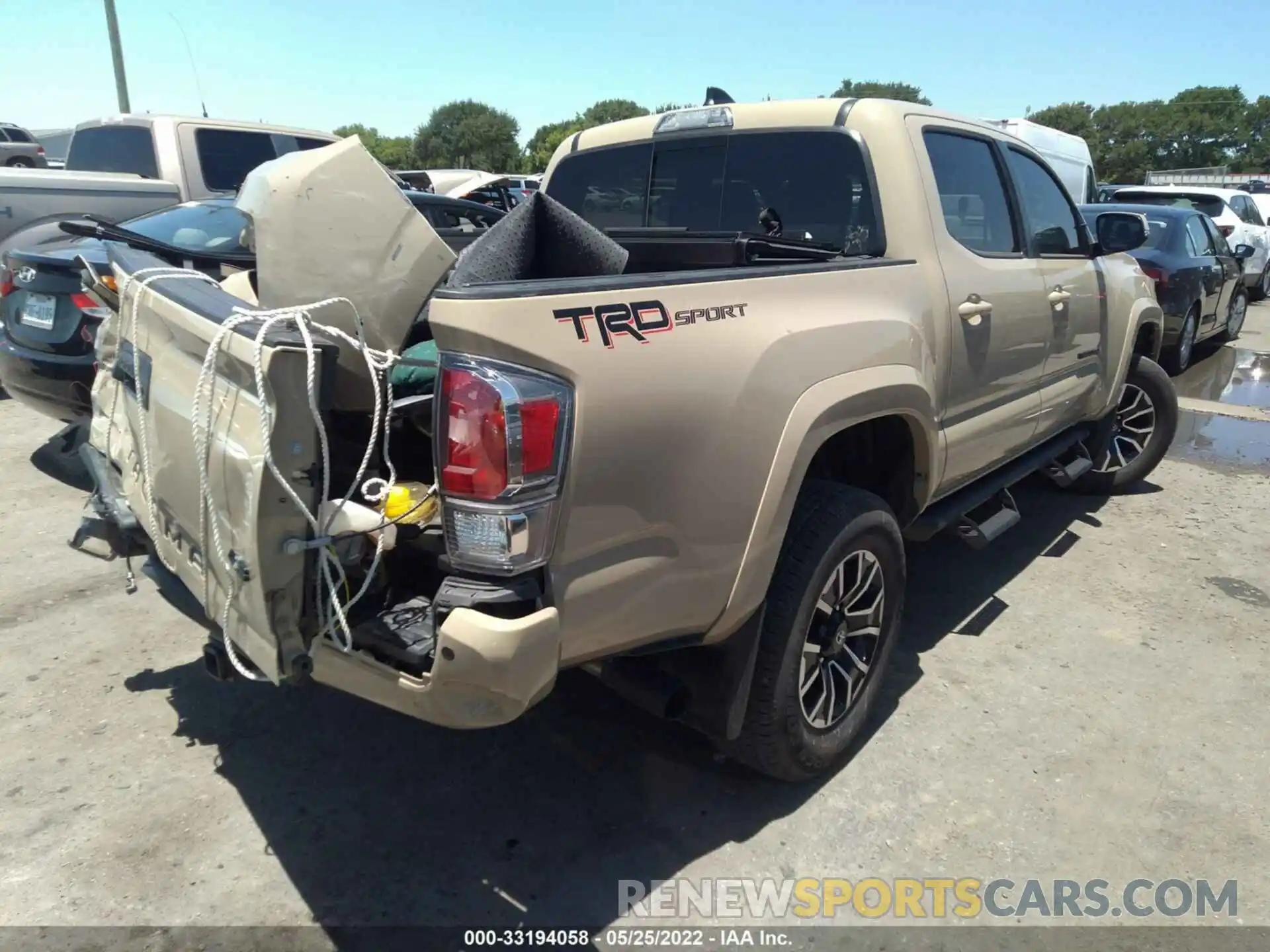 4 Photograph of a damaged car 3TMAZ5CN6LM125634 TOYOTA TACOMA 2WD 2020