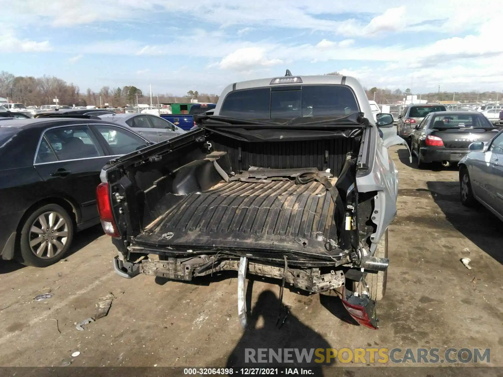 6 Photograph of a damaged car 3TMAZ5CN8LM137901 TOYOTA TACOMA 2WD 2020