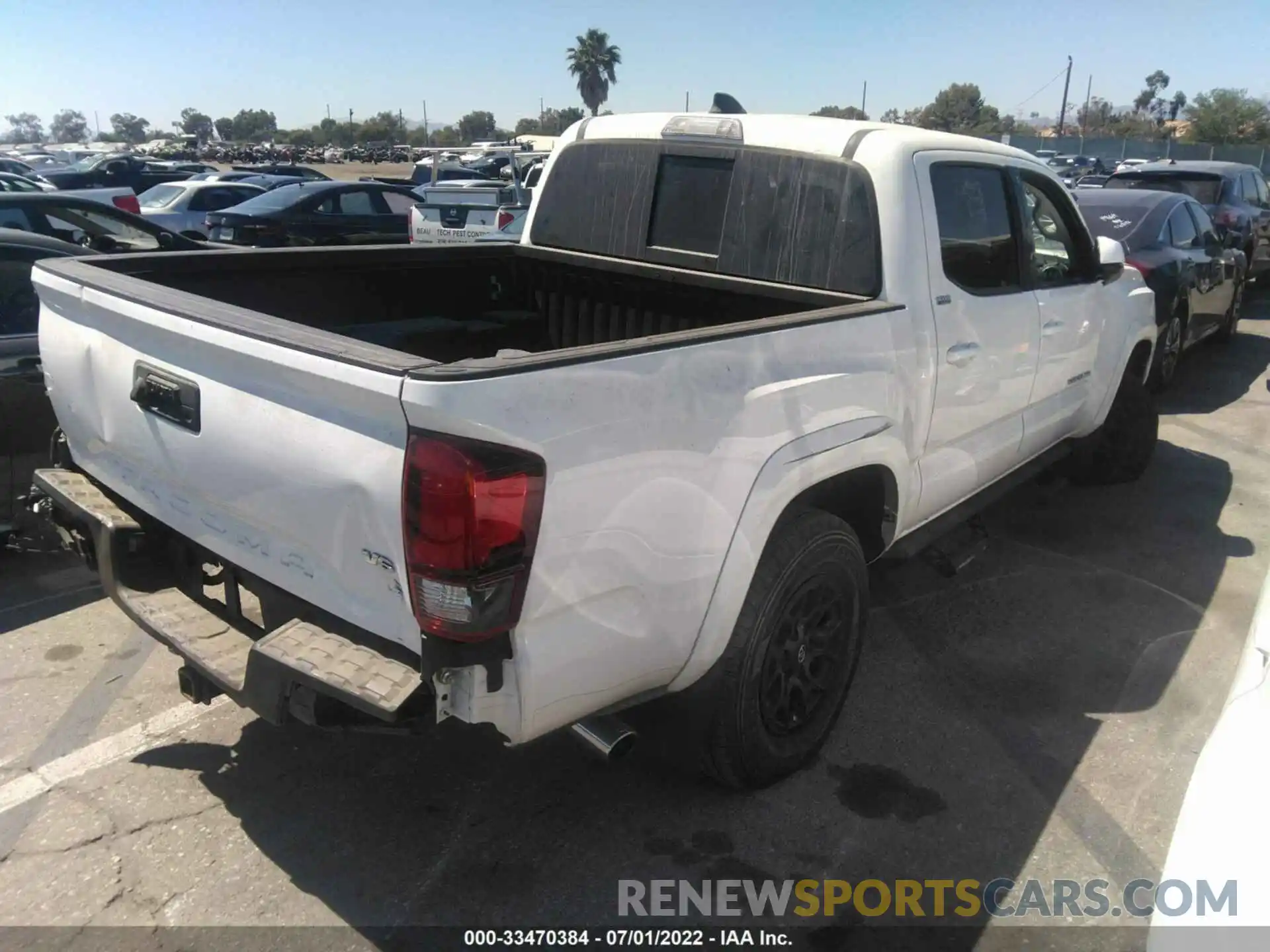 4 Photograph of a damaged car 3TMAZ5CN8LM138689 TOYOTA TACOMA 2WD 2020