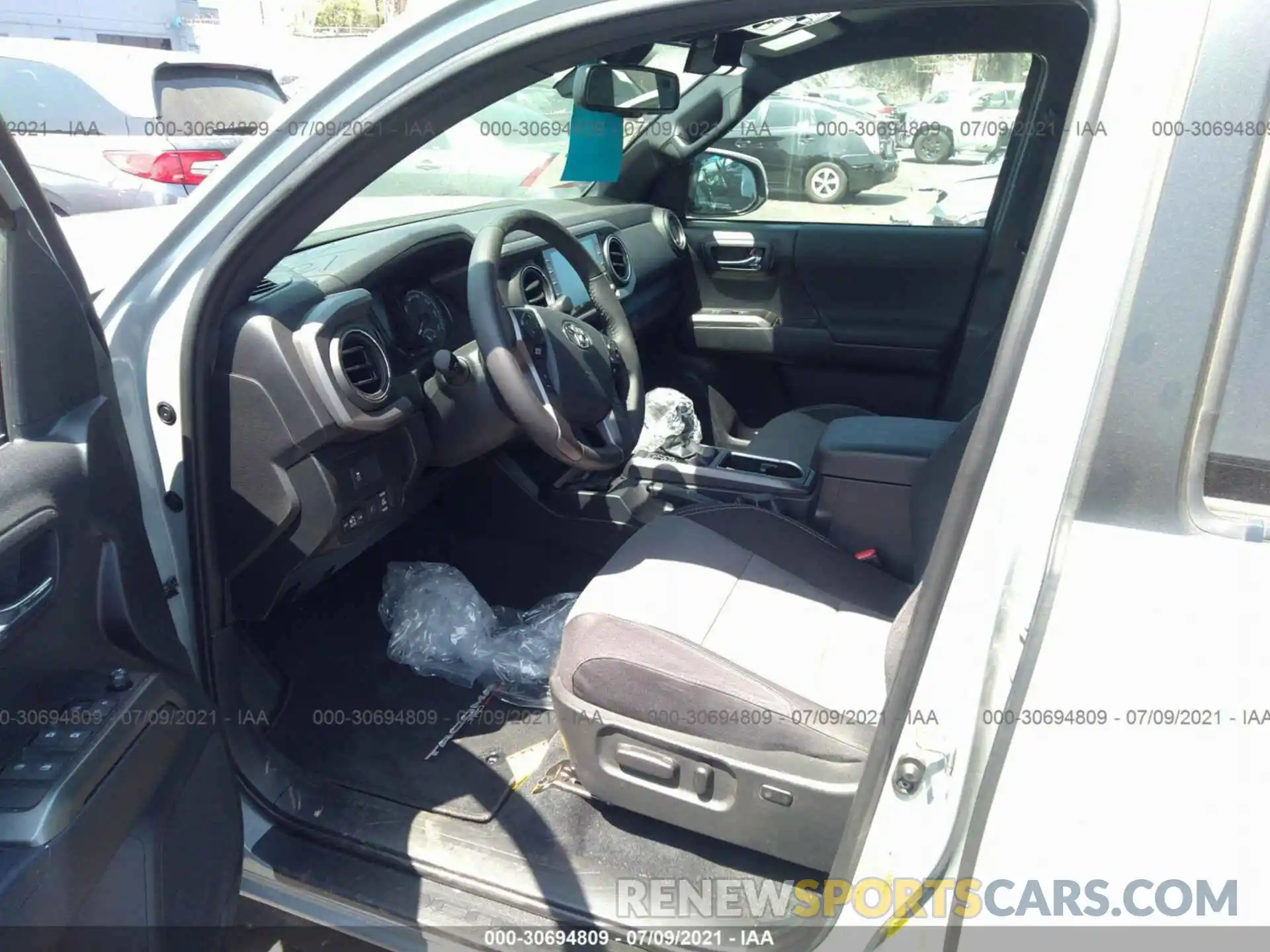 5 Photograph of a damaged car 3TMAZ5CN9LM137079 TOYOTA TACOMA 2WD 2020