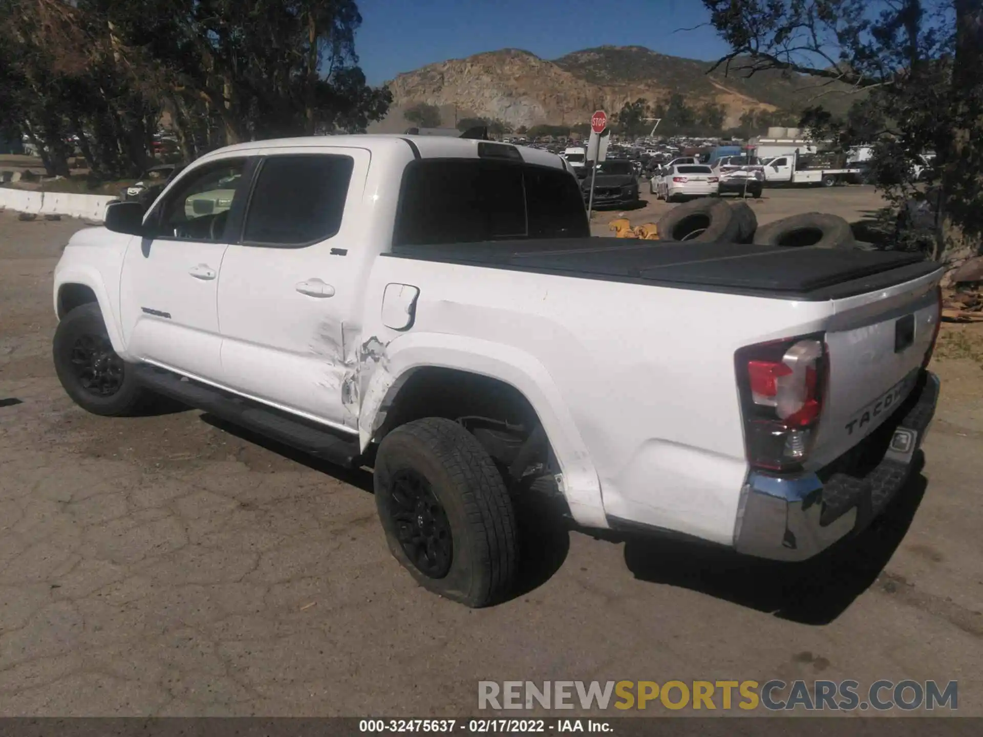 3 Photograph of a damaged car 3TMAZ5CNXLM125006 TOYOTA TACOMA 2WD 2020