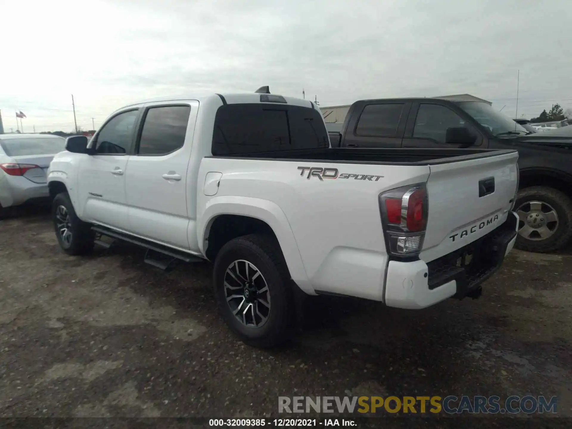 3 Photograph of a damaged car 3TMAZ5CNXLM135440 TOYOTA TACOMA 2WD 2020