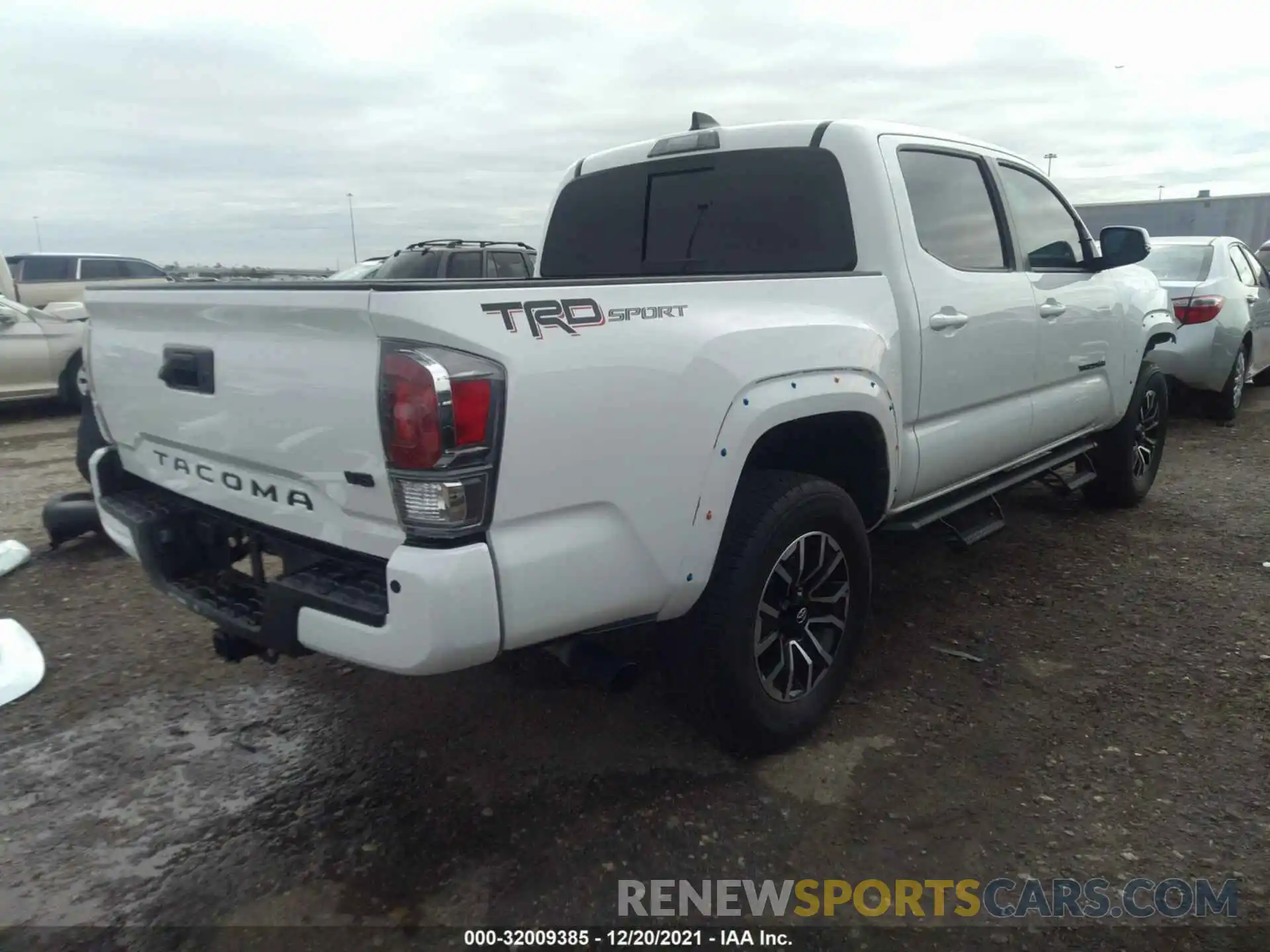 4 Photograph of a damaged car 3TMAZ5CNXLM135440 TOYOTA TACOMA 2WD 2020