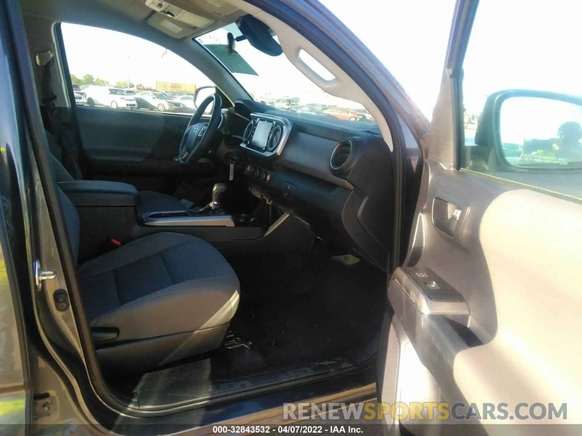 5 Photograph of a damaged car 5TFAX5GNXLX171462 TOYOTA TACOMA 2WD 2020