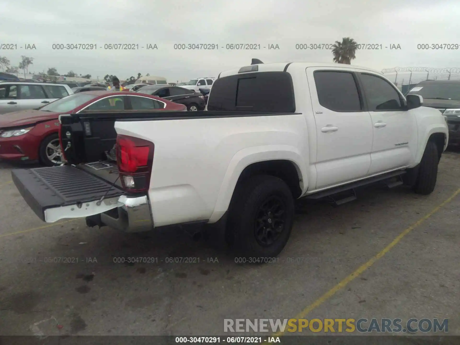 4 Photograph of a damaged car 3TMAZ5CN8MM140573 TOYOTA TACOMA 2WD 2021