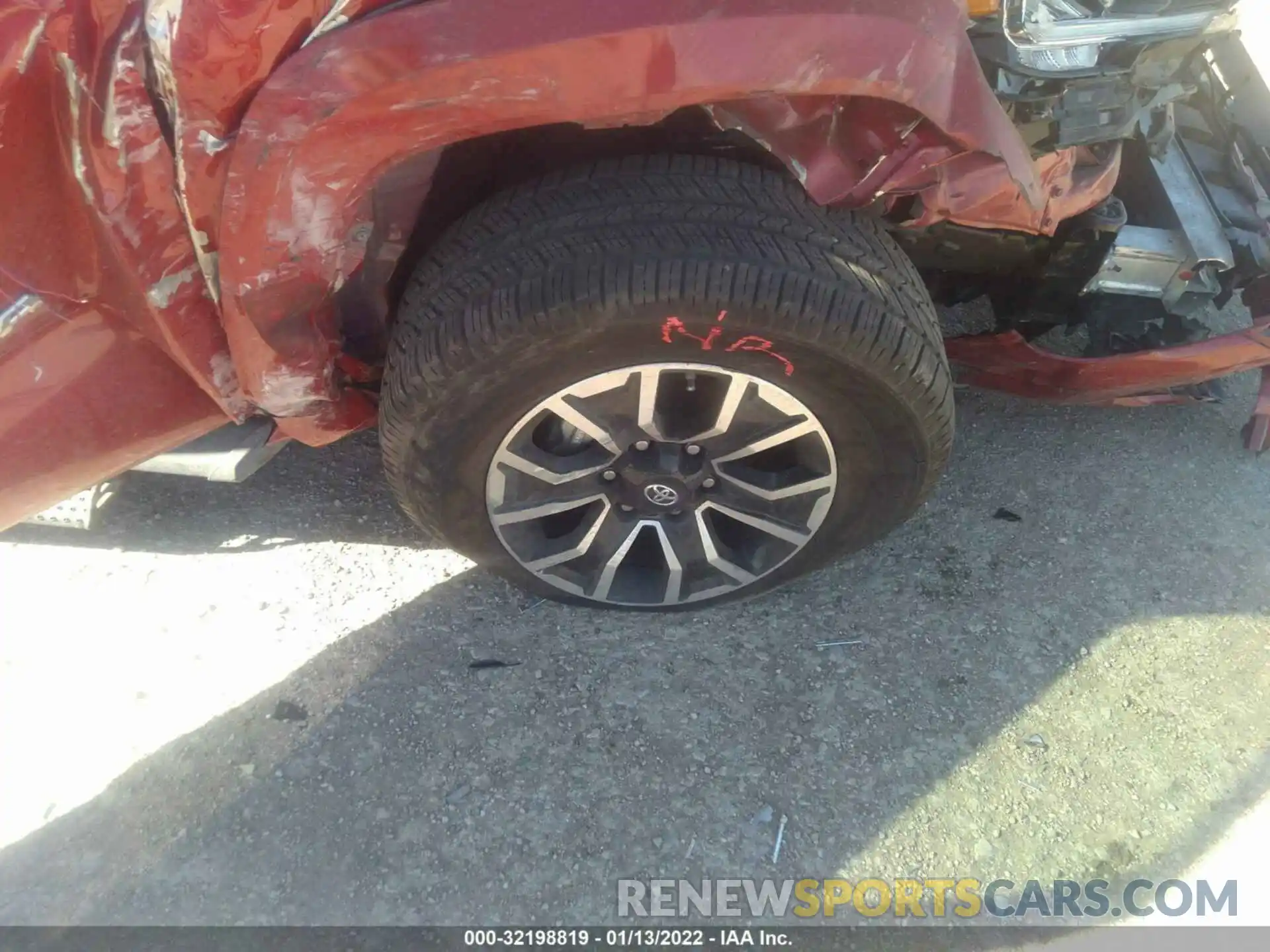 13 Photograph of a damaged car 5TFAZ5CN8MX100925 TOYOTA TACOMA 2WD 2021