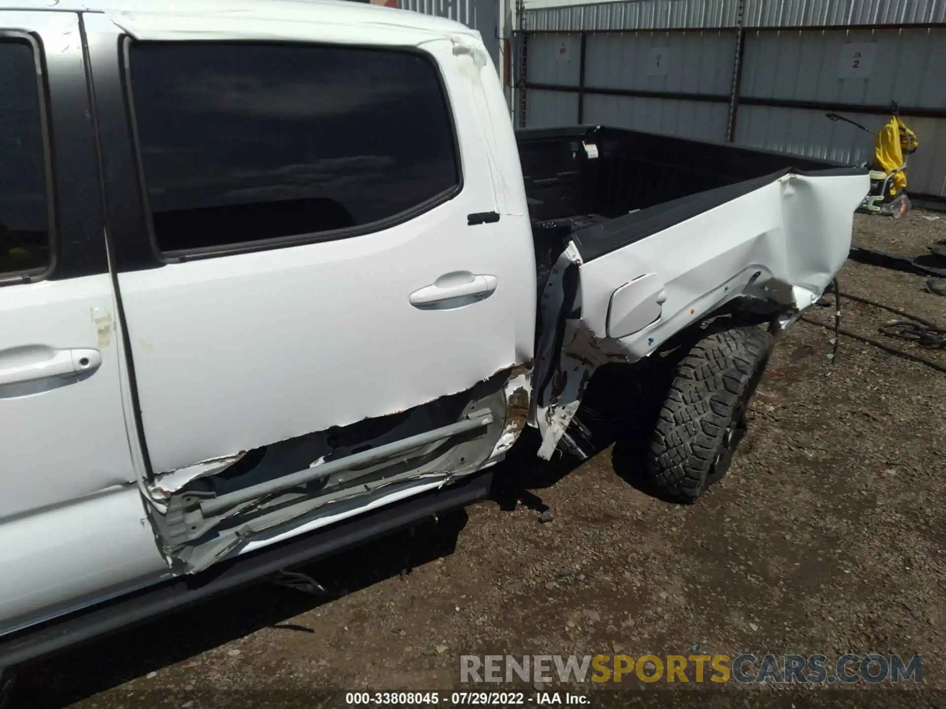 6 Photograph of a damaged car 3TMAZ5CN0NM176548 TOYOTA TACOMA 2WD 2022