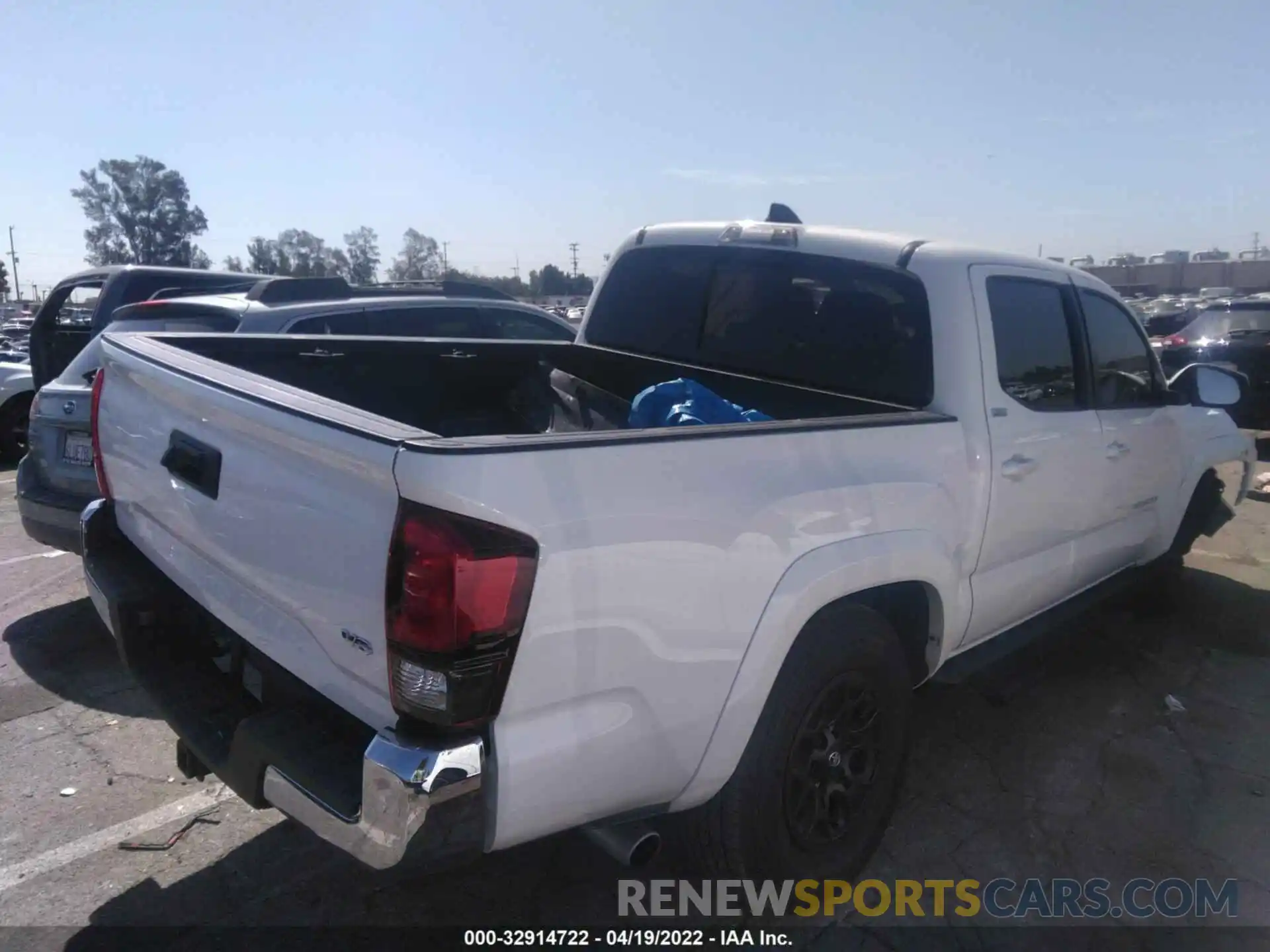 4 Photograph of a damaged car 3TMAZ5CN3NM165172 TOYOTA TACOMA 2WD 2022