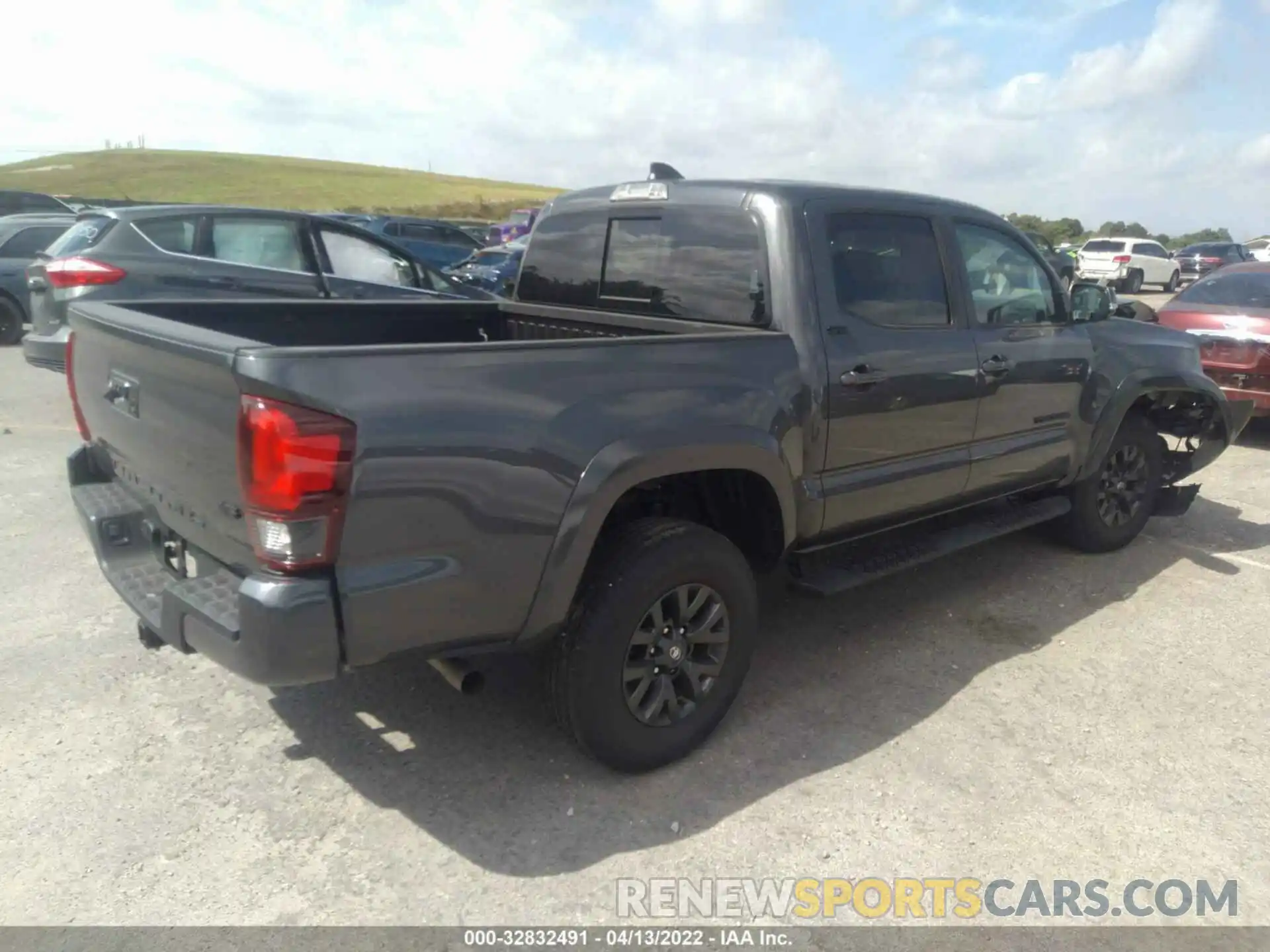 4 Photograph of a damaged car 3TMAZ5CN3NM166905 TOYOTA TACOMA 2WD 2022