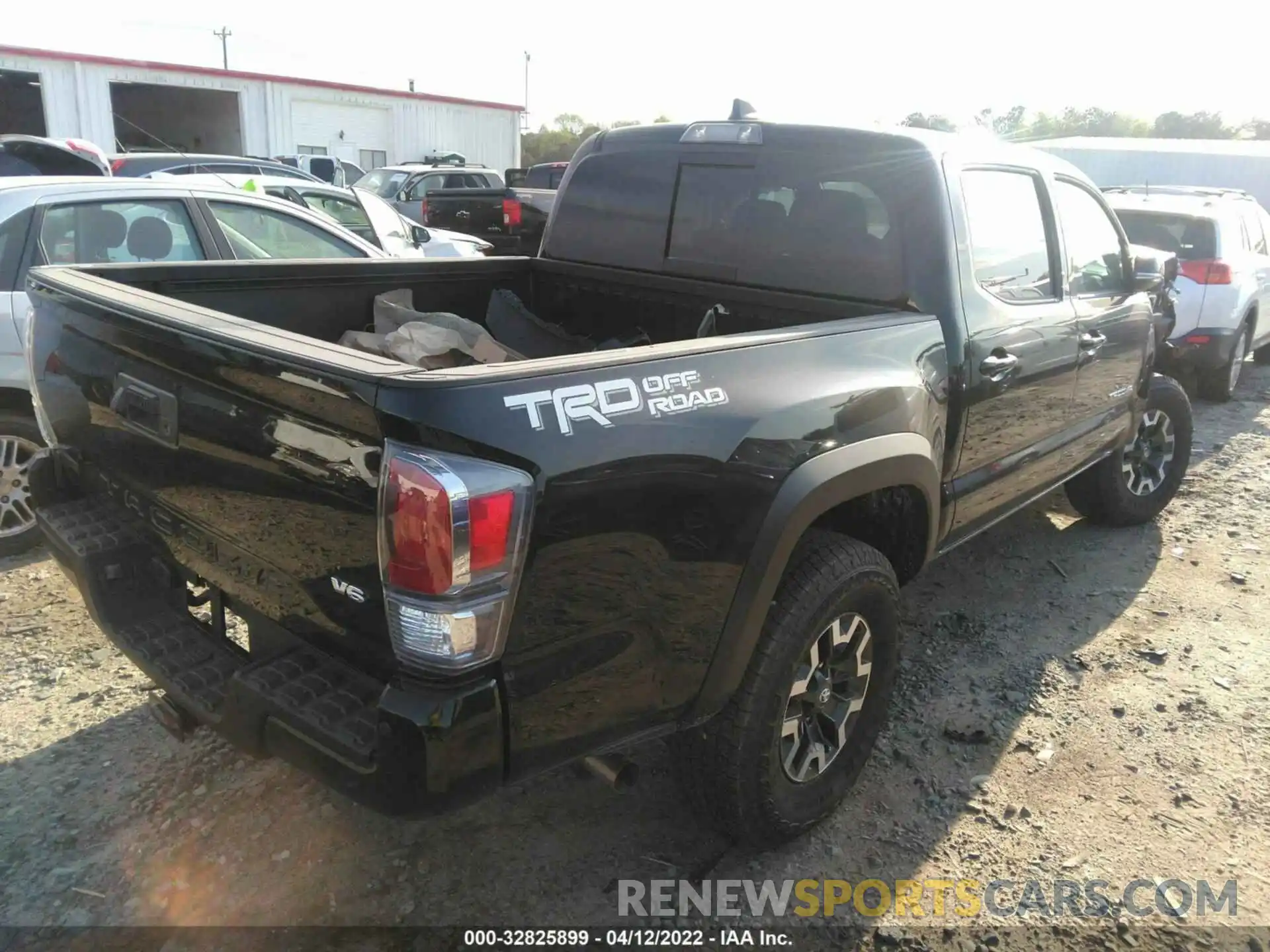 4 Photograph of a damaged car 3TMAZ5CN3NM174034 TOYOTA TACOMA 2WD 2022