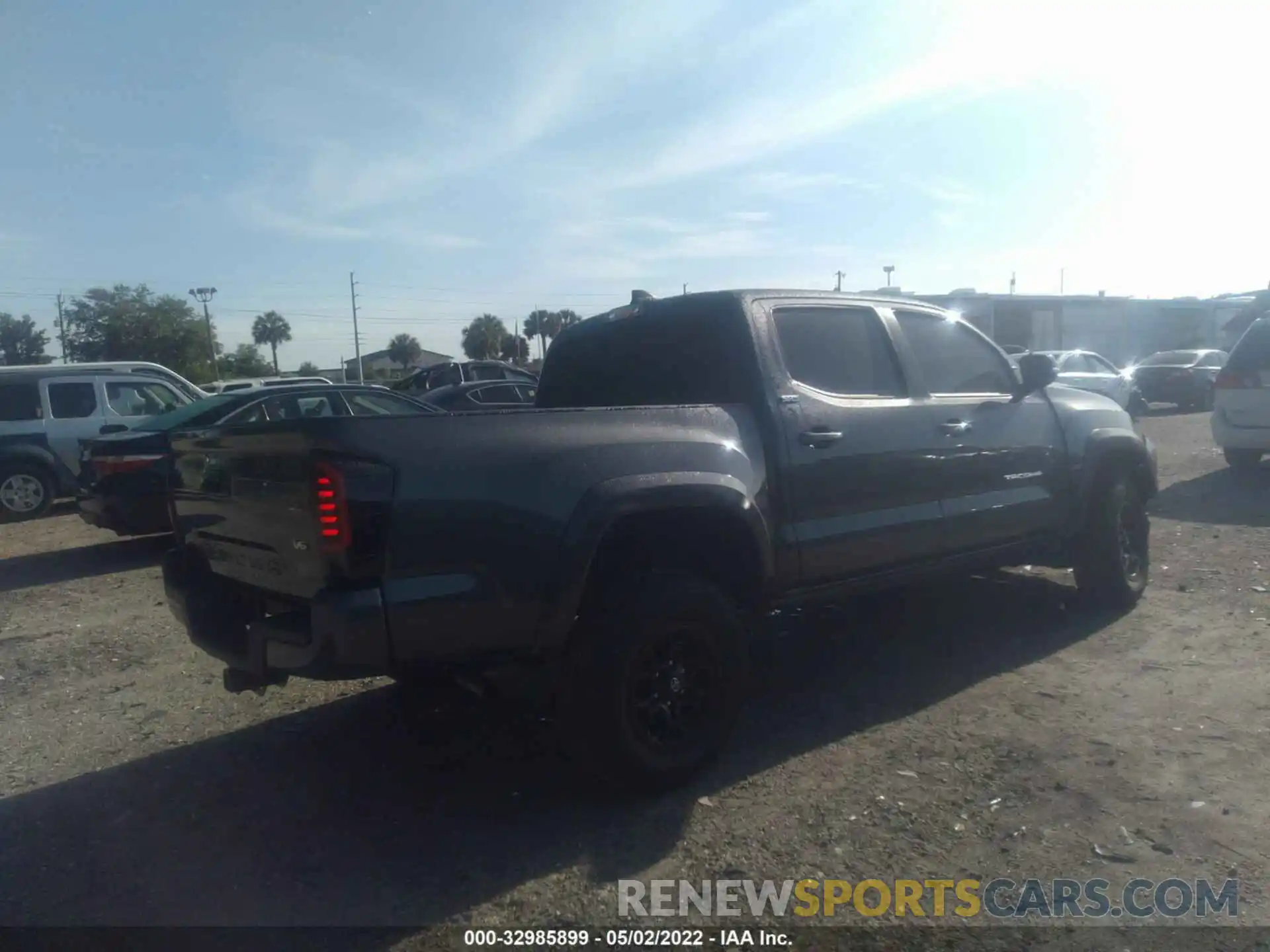 4 Photograph of a damaged car 3TMAZ5CN9NM167637 TOYOTA TACOMA 2WD 2022