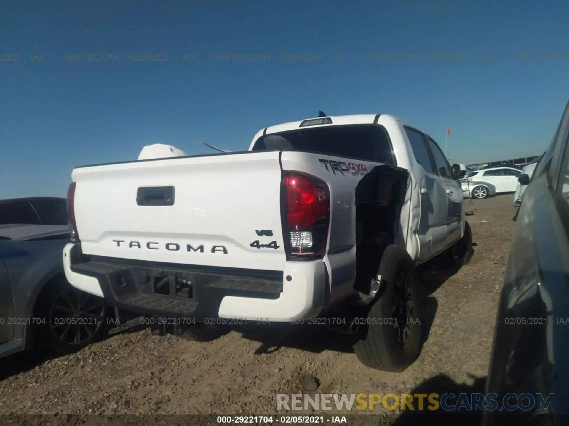 4 Photograph of a damaged car 3TMCZ5AN0KM232026 TOYOTA TACOMA 4WD 2019