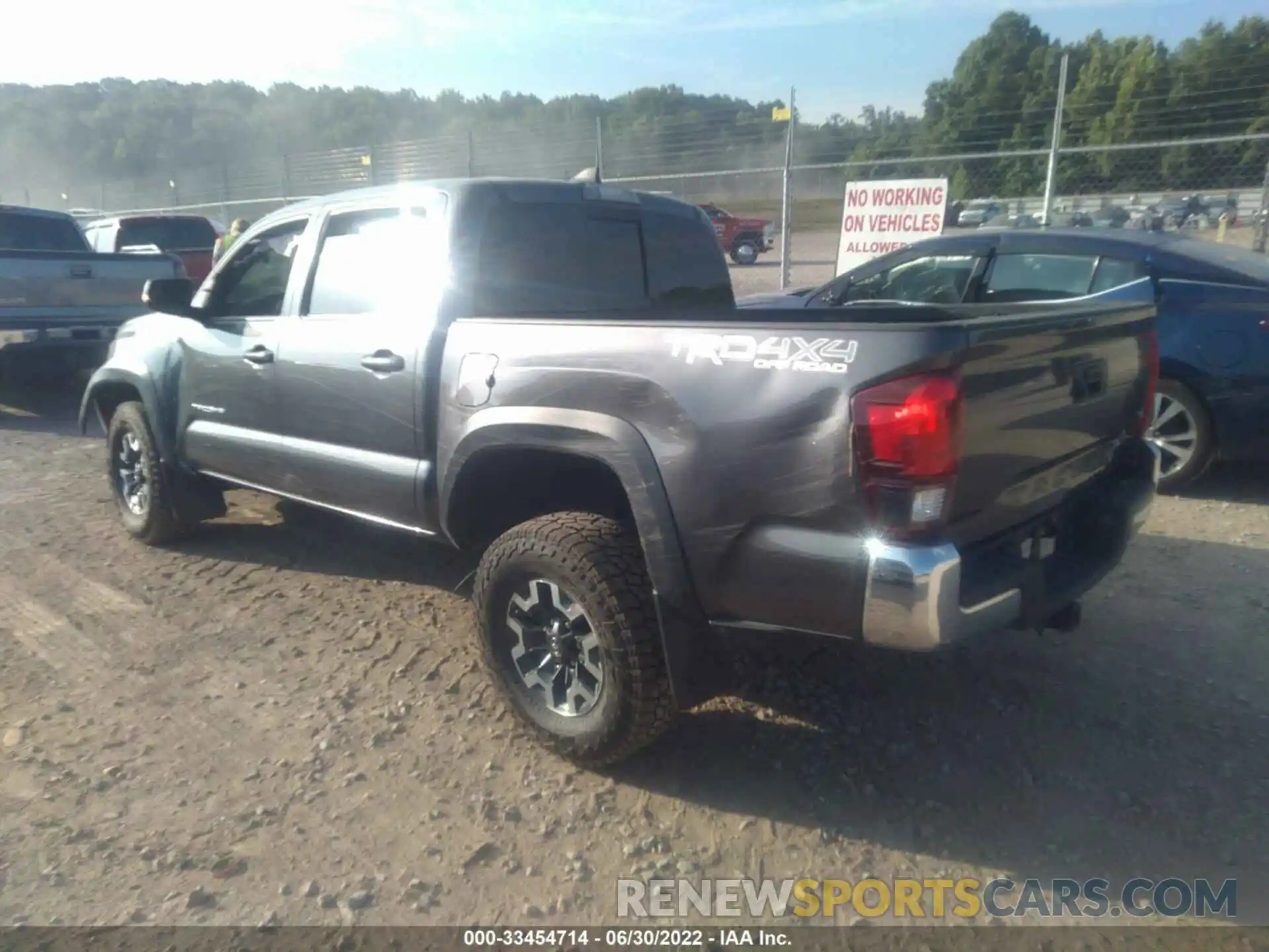 3 Photograph of a damaged car 3TMCZ5AN0KM238487 TOYOTA TACOMA 4WD 2019